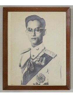พระบรมฉายาลักษณ์พระบาทสมเด็จพระมหาภูมิพลอดุลยเดชมหาราช บรมนาถบพิตร (พร้อมกรอบ)