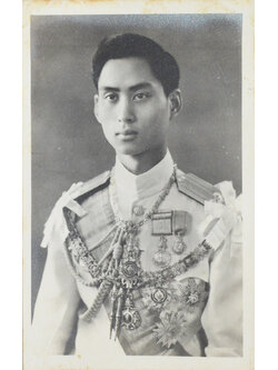 พระบรมฉายาลักษณ์ พระบาทสมเด็จพระปรเมนทรมหาอานันทมหิดล พระอัฐมรามาธิบดินทร รัชกาลที่ 8
