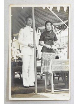 พระบรมฉายาลักษณ์พระบาทสมเด็จพระเจ้าอยู่หัวภูมิพลอดุลยเดช และ สมเด็จพระบรมราชินีนาถ