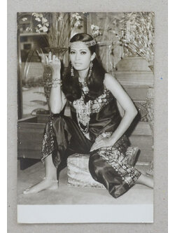 รูปถ่ายขาวดำ อรัญญา นามวงศ์