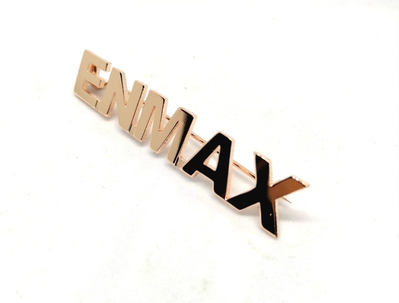 เข็มกลัดฉลุอักษร