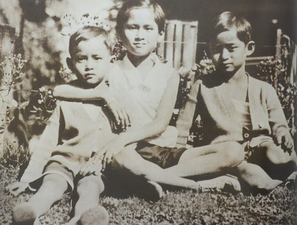 สมุดภาพ สรรเสริญพระบารมี (ภาษาไทย-อังกฤษ / พร้อมแผ่น CD)