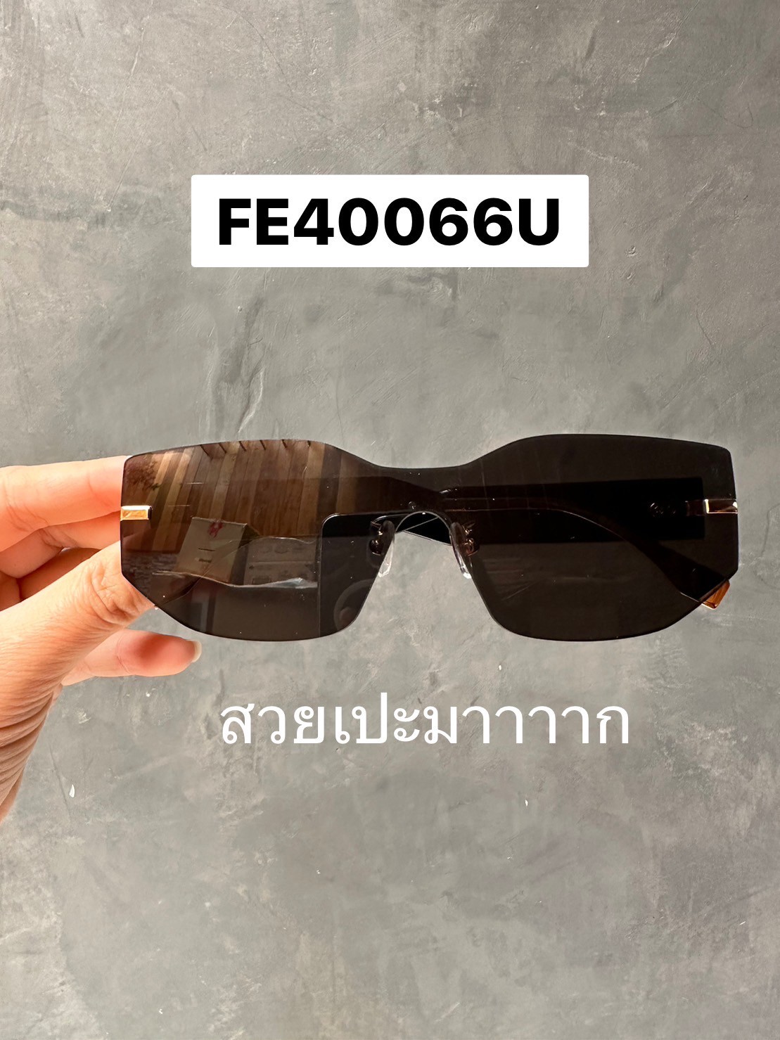 On stock ของขวัญปีใหม่ พร้อมส่ง Fendi sunglasses premium lens Model : FE4006U 📌เลนส์พิเศษ 🦊🦊 📌Hight Quality PREMIUM GADE 1:1 📌อุปกรณ์ครบเซทตามแบรนด์ : Full set 📌color : black, brown 📌size : 66-16-145