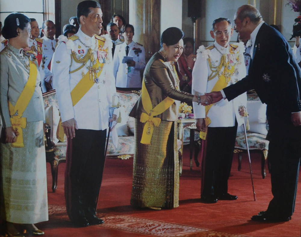 ใต้ร่มบาทราษฎร์ปีติ (พร้อม CD)