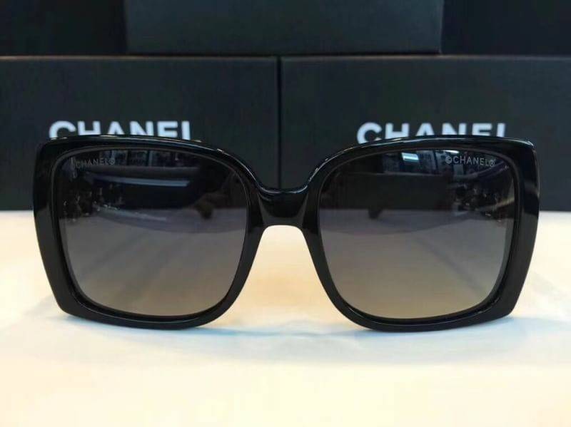 Chanel sunglasses มาใหม่จร้า ทรงเหลี่ยม ขาโซ่แต่งหนัง งานเกรด Hi end ปั้มโลโก้ทุกจุด เทียบแท้1:1👍🏼 Col. ดำล้วนโซ่ทอง, น้ำตาลกระโซ่ทอง อุปกรณ์ครบเซทใหญ่ตามแบรนด์ : Full set ✅รับประกันความพอใจ👍🏼 ราคา 1600.- ***ถ่ายจากส