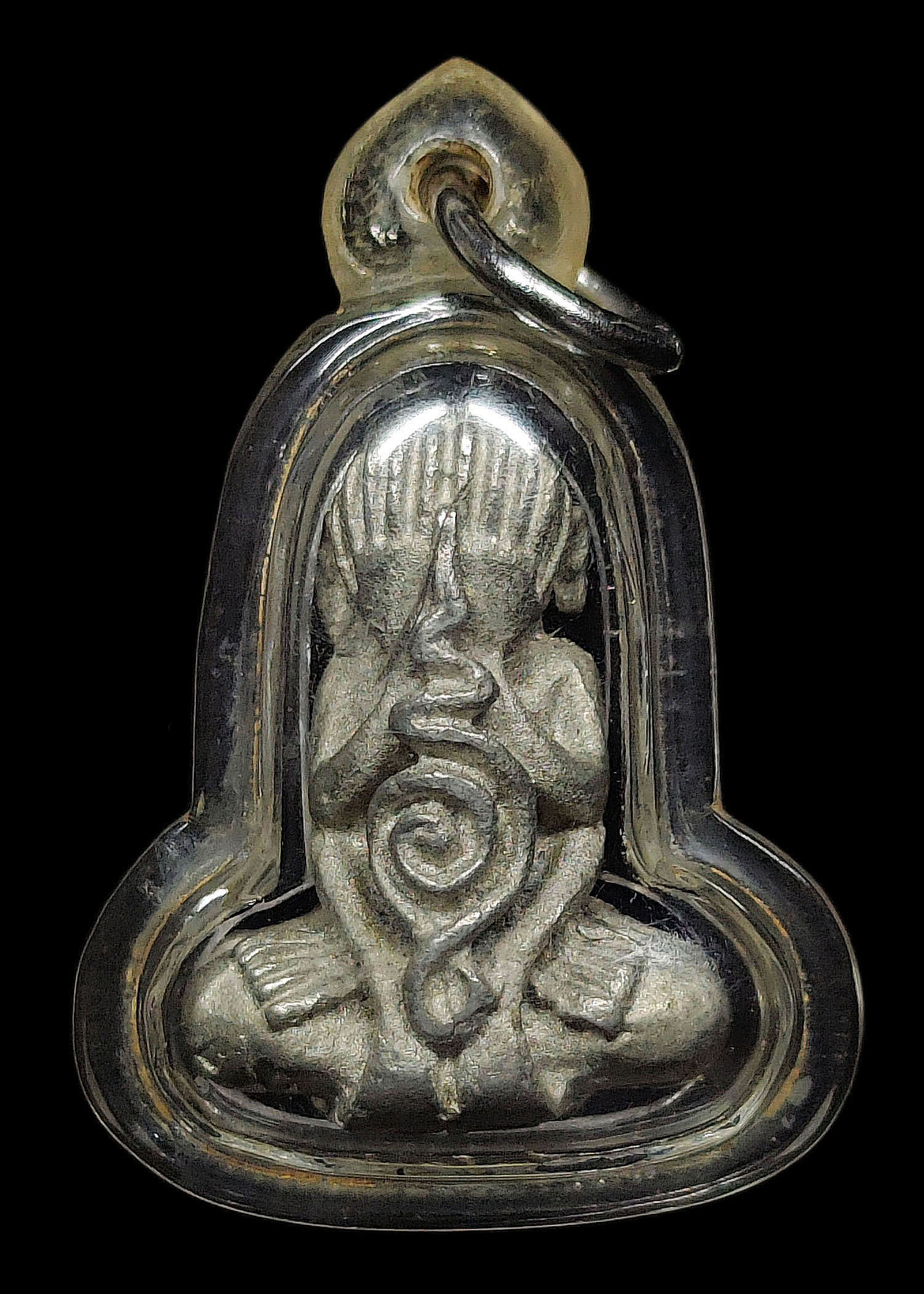 พระปิดตายันต์ยุ่ง หลวงปู่แผ้ว ปวโร รุ่นสร้างกำแพงโบสถ์ วัดกำแพงแสน จ.นครปฐม ปี2549 "เนื้อดีบุก ตอกโค๊ต สร้างน้อยจำนวน 1,000 องค์" สภาพสวยเดิมๆ เลี่ยมเก่าพร้อมใช้