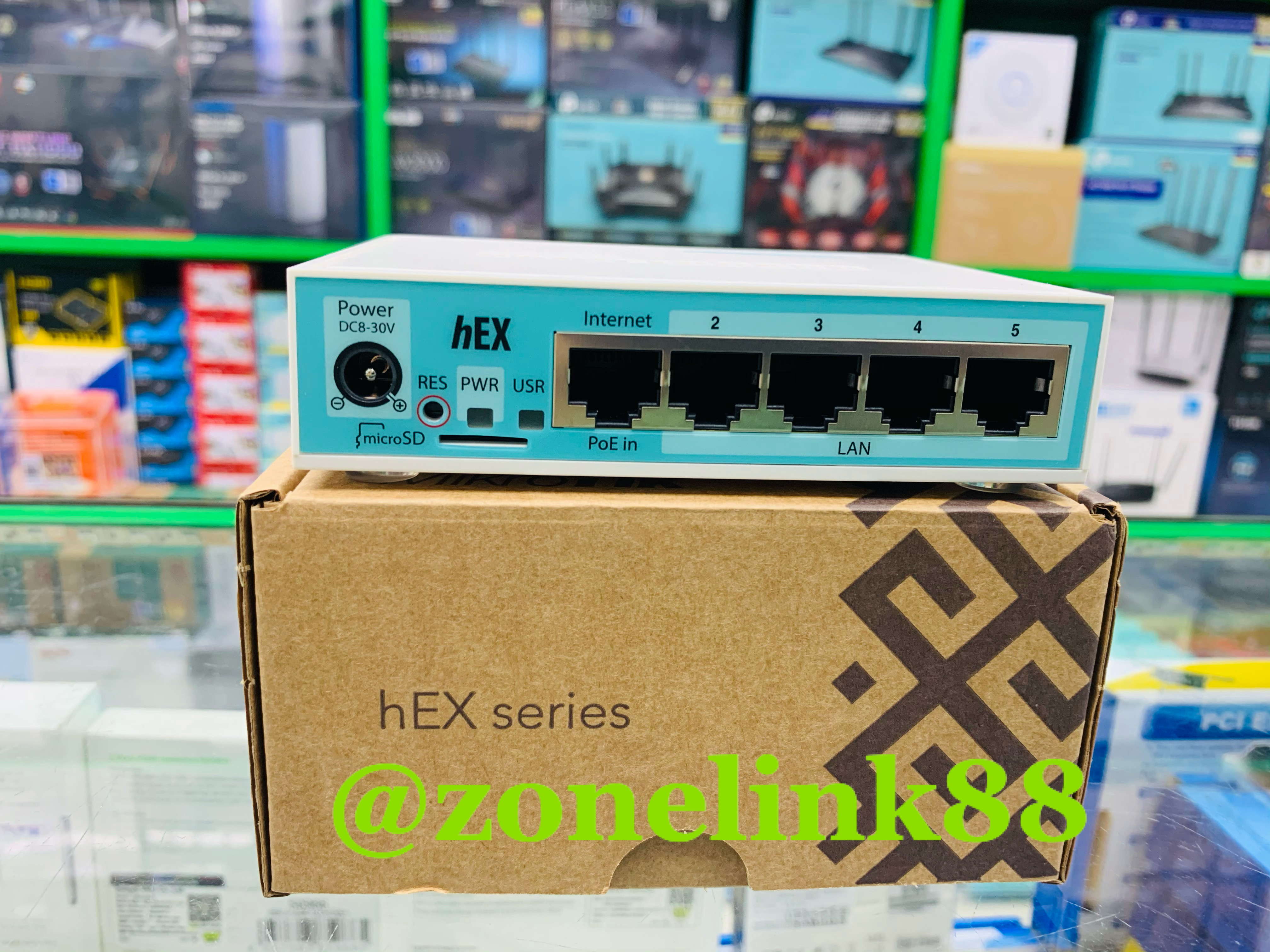 hEX MikroTik RB750Gr3 hEX 5x Gigabit Ethernet, Dual Core 880MHz CPU, 256MB RAM, USB, microSD, RouterOS L4