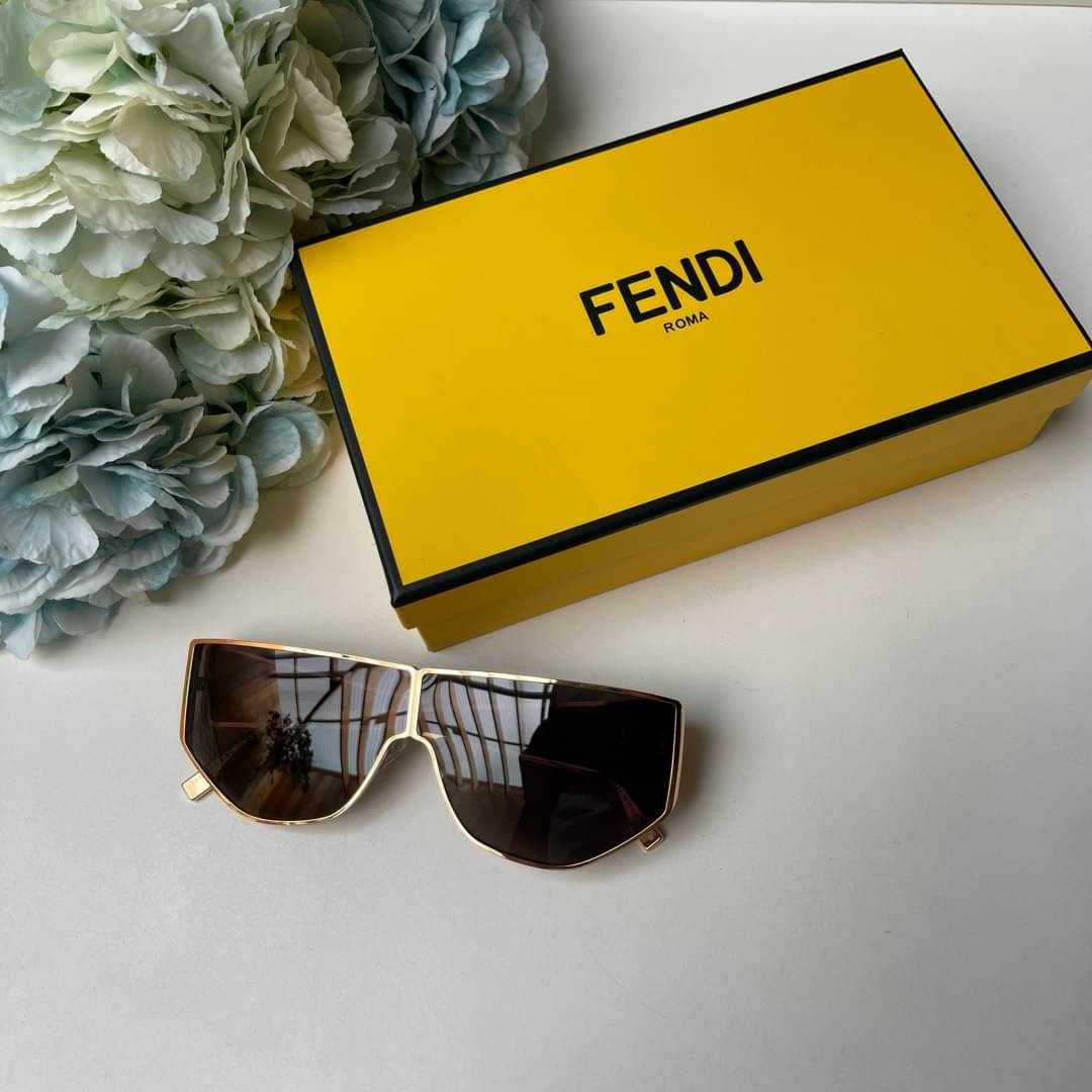 แว่นตากันแดดแฟชั่นล่าสุด FENDI FF M0093/S Hight Quality PREMIUM GADE 1:1 🕶🕶🕶size : 70-2-150 mm 🕶color : black gold Full set ❤️Price : 2,380฿ 📮ฟรีค่าจัดส่ง kerryคะ ❥สนใจสินค้าสอบถามเพิ่มเติม คลิ้กเลยคะ.