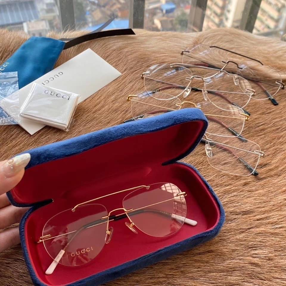 ใหม่คะ GUCCI เปลือยกรอบ โชว์หน้า หมดกับวลกับความจำกัด ใครใส่ก็สวย GG0398 🤩เลนส์เคลือบมัลติโค้ท🤩 ใส่ป้องกันแสงสีฟ้าหน้าจอมือถือ จอคอมได้เลยคะ งานสวย เซทกำมะหยี่หรูหรา Sz.58-15-150 mm ****เช็คสีเข้ามาก่อนสั่งนะครับ อุปกรณ์ครบเซทใหญ่ตามแบรนด์
