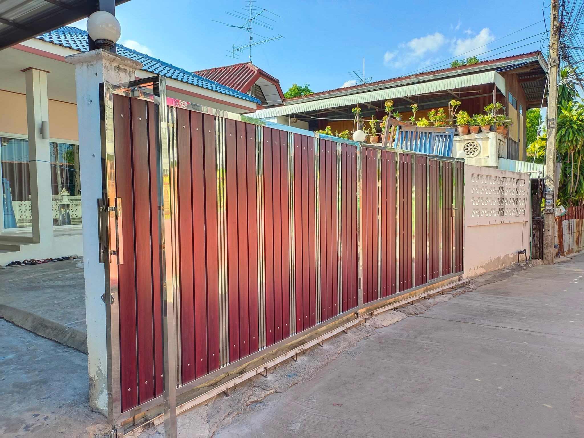 ประตูสแตนเลสผสมอะลูมิเนียมลายไม้ เกรด 304 โคกสำโรง จังหวัดลพบุรี