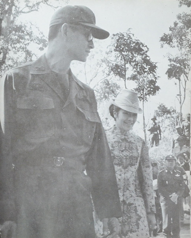 ประมวลพระบรมฉายาลักษณ์ พระราชกรณียกิจ และพระราชจริยาวัตร พุทธศักราช 2512 (ภาษาไทย-อังกฤษ)