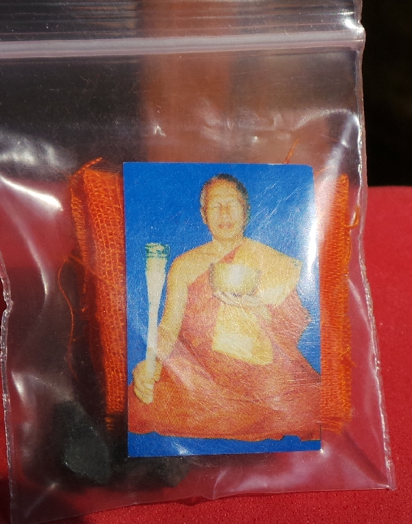 รูปถ่ายจีวรเม็ดแร่หลวงพ่ออุทัยตาทิพย์วัดเกาะตาพุดพร้อมซองเดิมรับมากับมือหลวงพ่อ