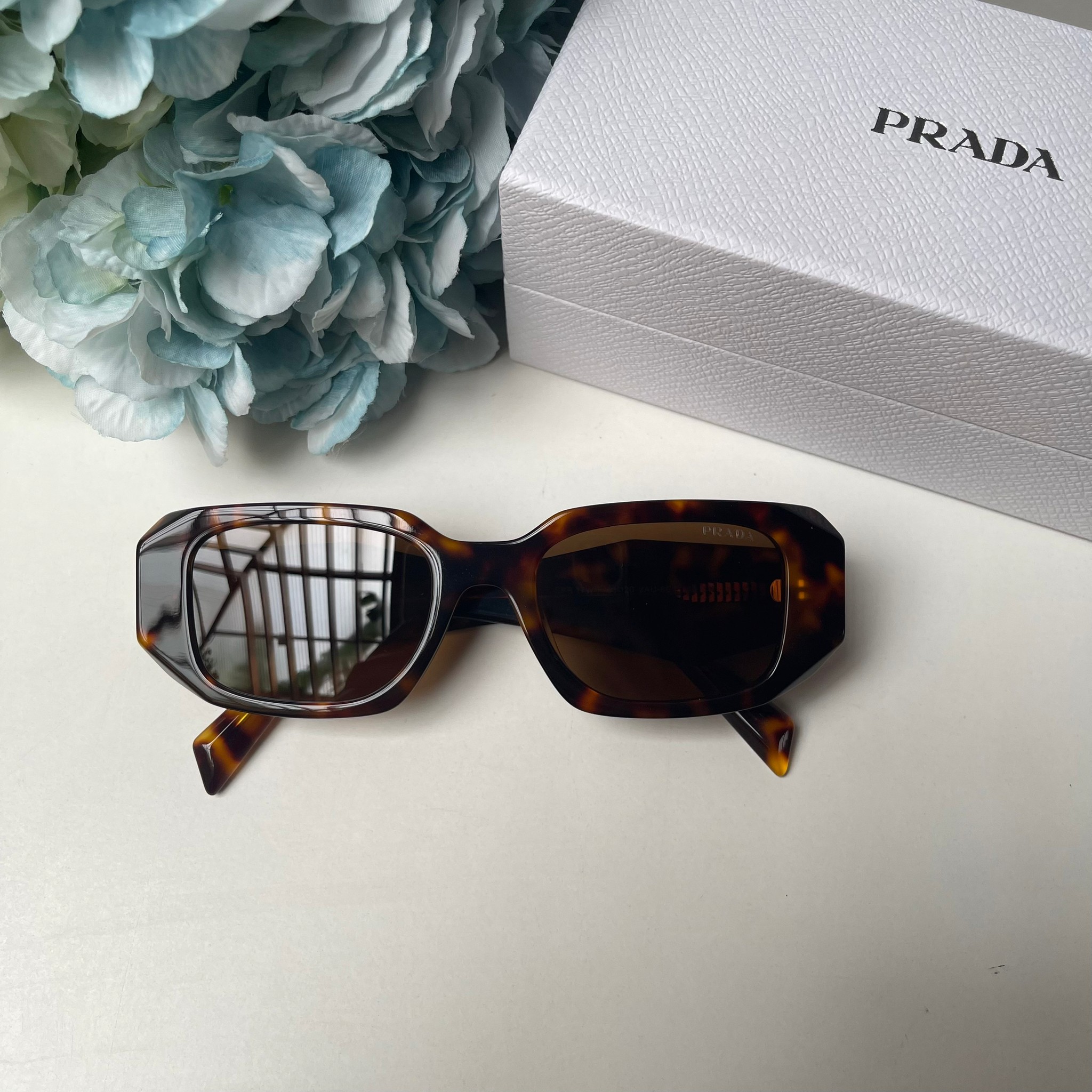 พร้อมส่งแว่นกันแดดปังวันสงกรานต์💦💦💦 PRADA 🔥🔥🔥งานตามหา สินค้าขายดี🔥🔥 เกรด ออริ งานสุด เซทเต็ม ฿ 1980.- 📞Contact us 🆔 http://line.me/ti/p/%40kwi1088c Website:💻 www.olsop