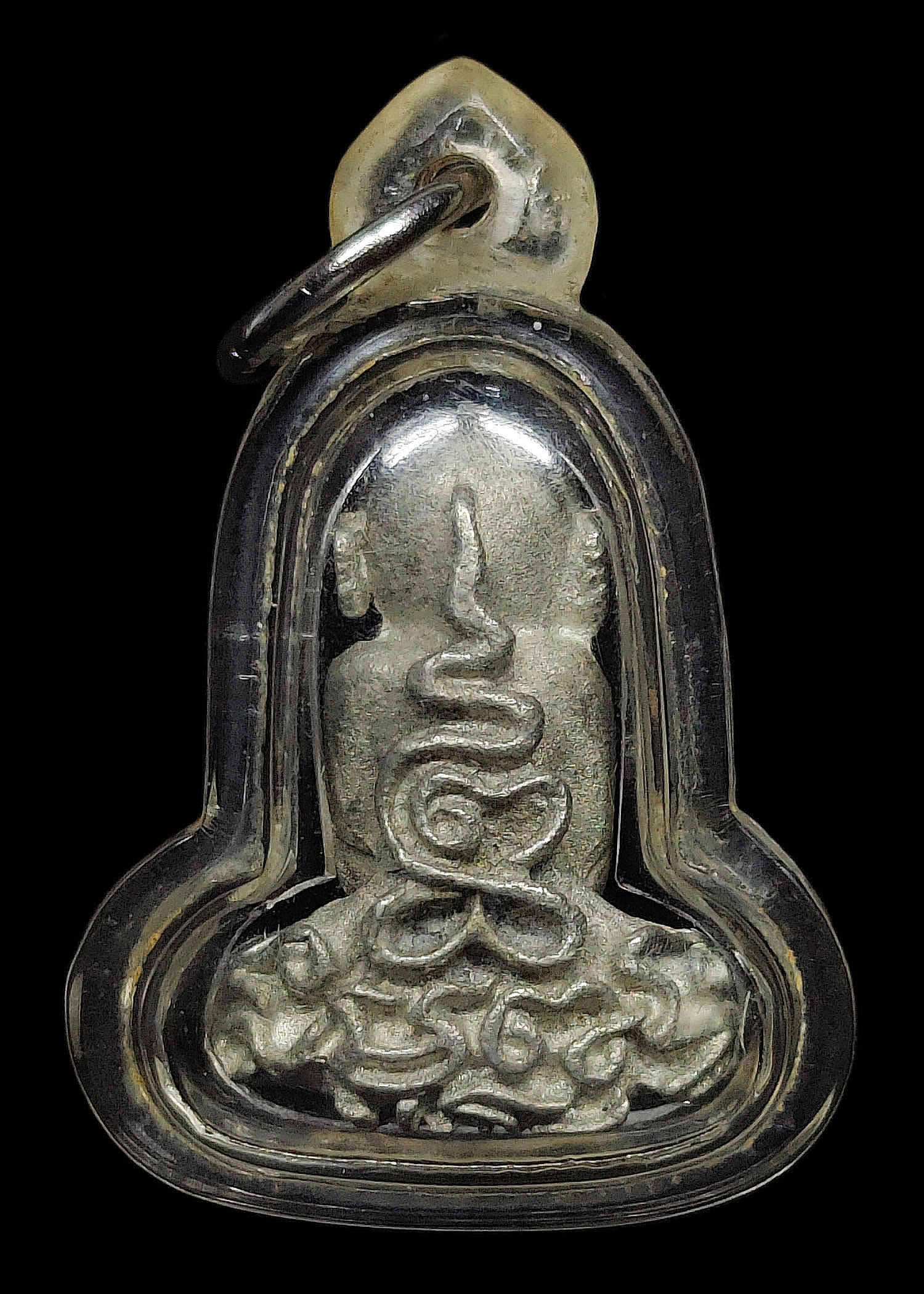 พระปิดตายันต์ยุ่ง หลวงปู่แผ้ว ปวโร รุ่นสร้างกำแพงโบสถ์ วัดกำแพงแสน จ.นครปฐม ปี2549 "เนื้อดีบุก ตอกโค๊ต สร้างน้อยจำนวน 1,000 องค์" สภาพสวยเดิมๆ เลี่ยมเก่าพร้อมใช้