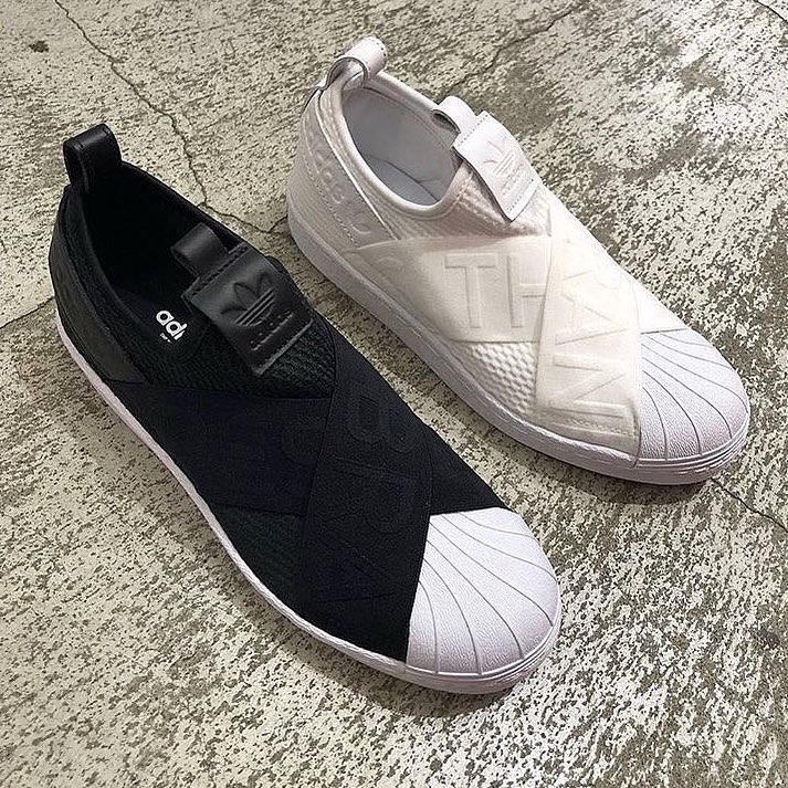 Adidas Slip-on คาดลายตัวอักษร