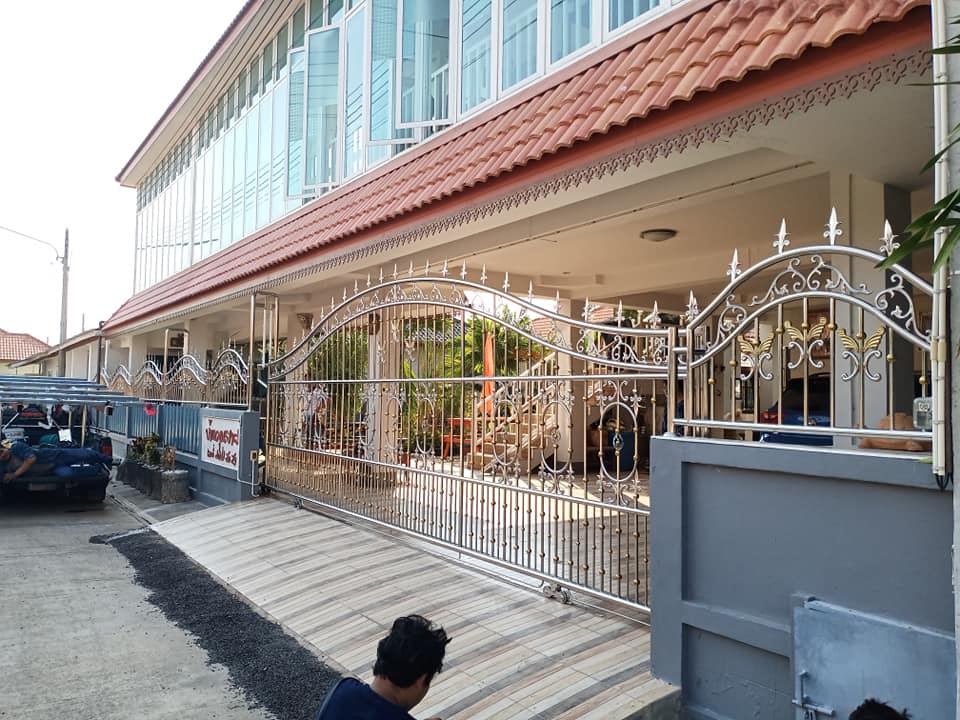 ประตูรั้วสแตนเลสบานโปร่ง พร้อมช่องรั้ว พัทยา ชลบุรี