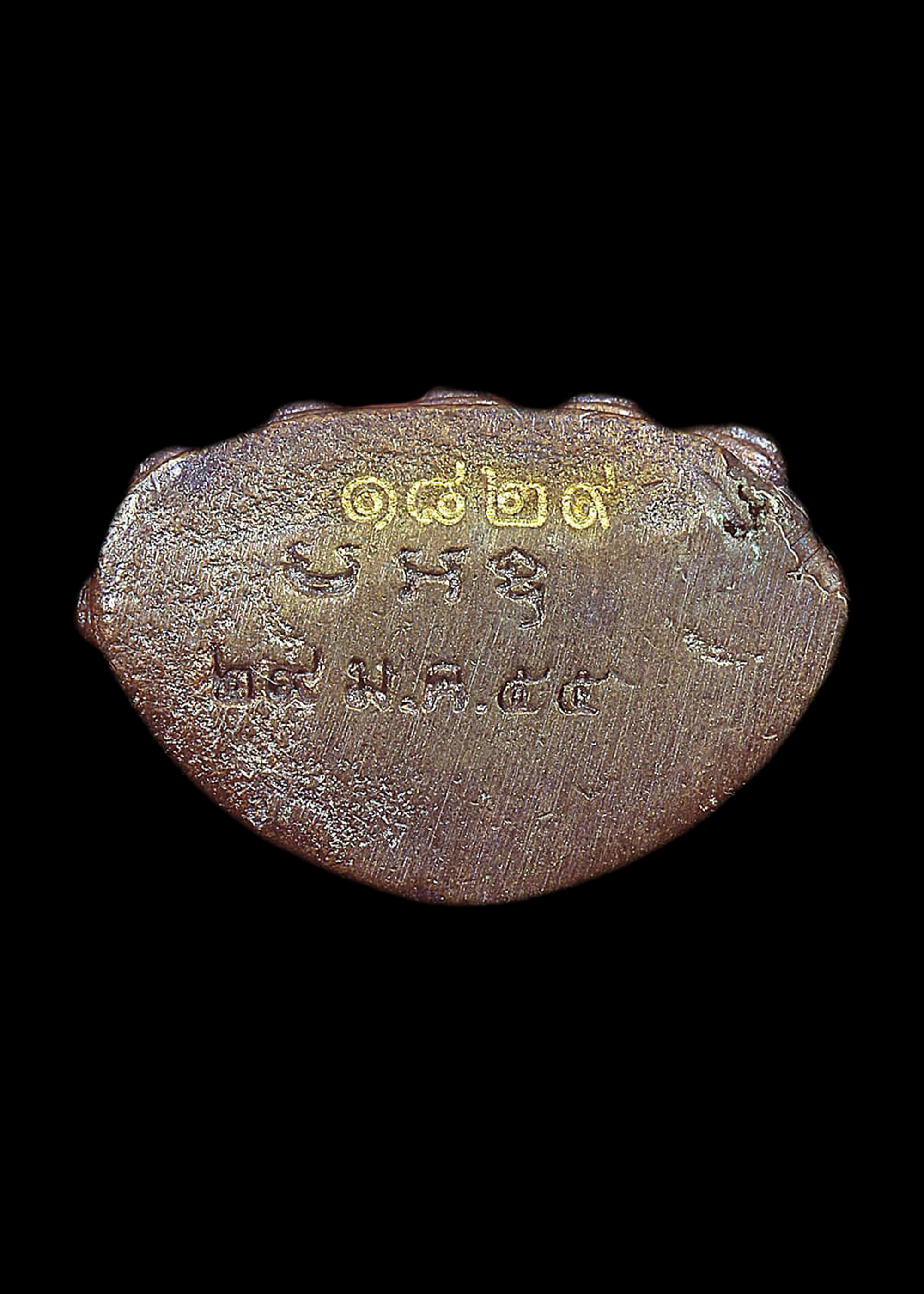 พระชัยวัฒน์ หลวงปู่แผ้ว ปวโร วัดรางหมัน ปี2555 ที่ระลึกงานฉลองรูปเหมือนหลวงปู่แผ้ว ปวโร เนื้อสำริดรมดำ ตอกโค๊ตและยิงโค๊ตเลข ๑๘๒๙ พร้อมกล่องเดิมจากวัด สภาพสวยกริ๊บ