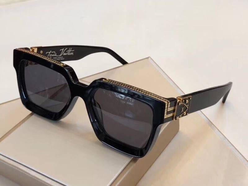 Louis vuitton millionair Color : ดำล้วน, แดงเลนส์ดำ, ขาวเลนส์ดำ 🔥เป็นแว่นตาที่ถามหาเยอะสุดในช่วงนี้🔥 งานเกรด Hi end ปั้มโลโก้ทุกจุด เทียบแท้1:1 เปะสุด อุปกรณ์ครบเซทใหญ่ตามแบรนด์ : Full set ใหม่2019 ราคา
