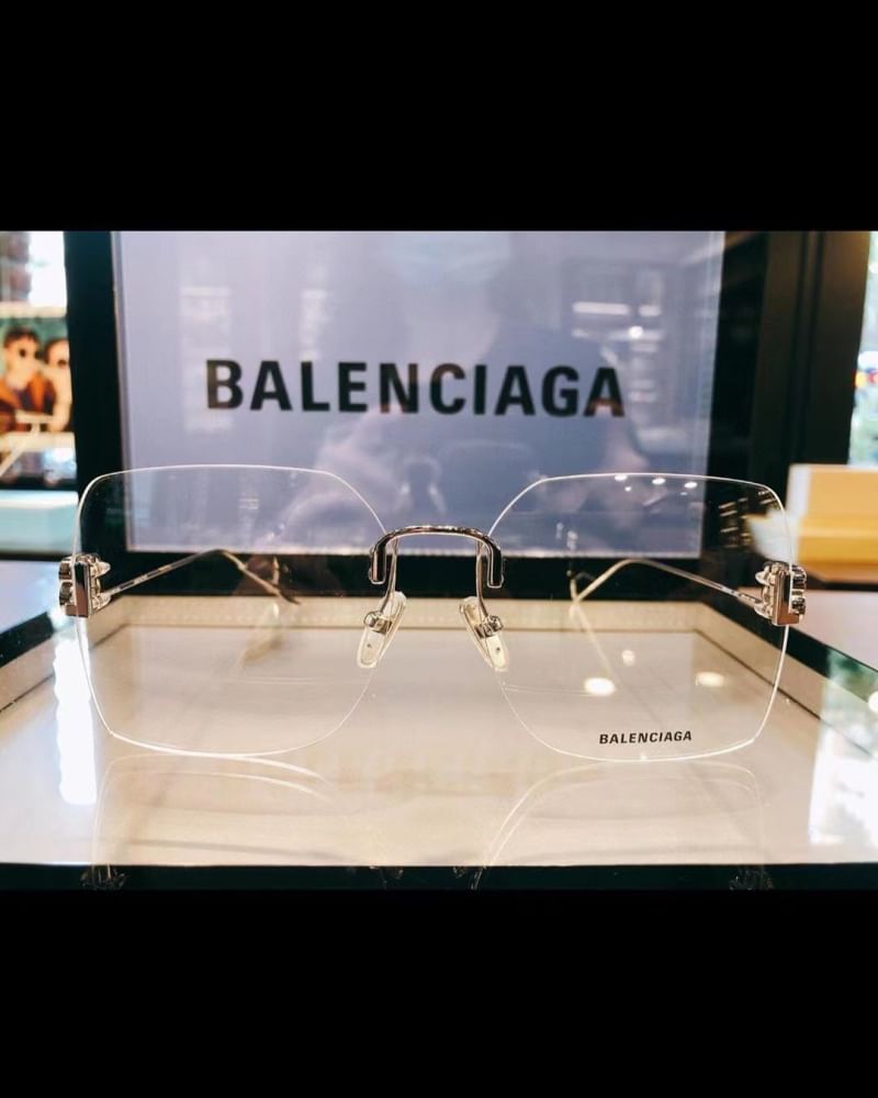 กรอบแว่น BALENCIAGA PRICE : 1,980฿ full set Free express🚚 📞Contact us 🆔 http://line.me/ti/p/%40kwi1088c Website:💻 www.olsopticshop.lnwshop.com https://linevoom.line.me/user/_dRVZXavteKIyd4_0dlpda2oUQh_gH61NGK3odsE