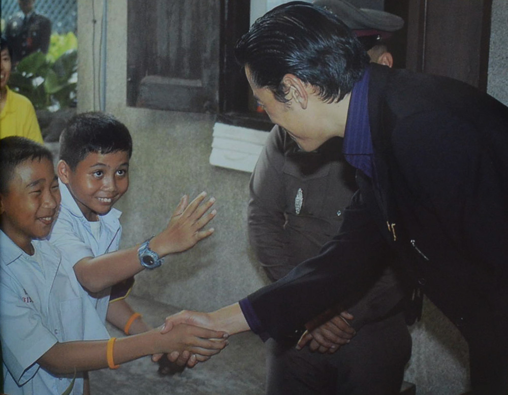 ใต้ร่มบาทราษฎร์ปีติ (พร้อม CD)