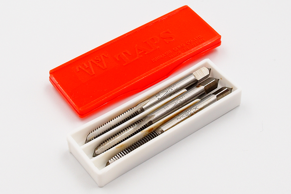 ต๊าปเกลียวตัวผู้ IS (SKS2) ขนาดมิล : 3x5 MM - 10x1.5 MM ขนาดหุน/นิ้ว : 1/8" BSW - 3/8" BSW