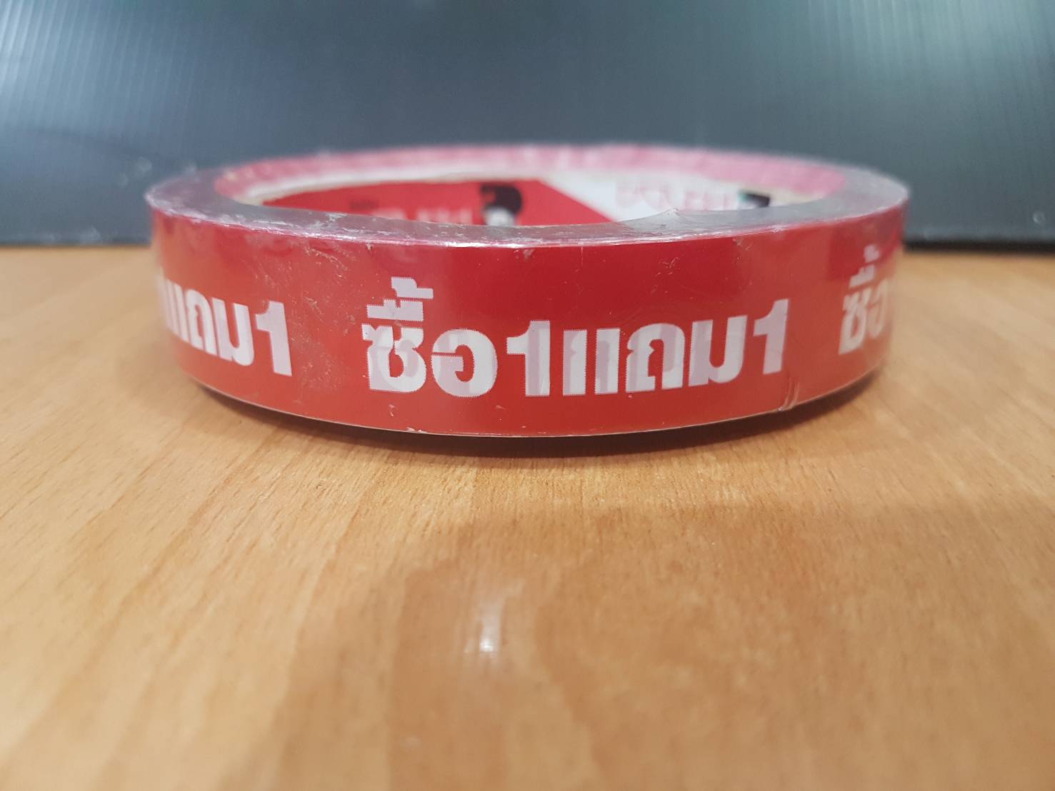 ขาย1ม้วน-เทปพิมพ์ลาย ซื้อ1แถม1-หน้ากว้าง 18มม ยาว 50หลา-เทปกาวตกแต่ง พิมพ์ข้อความ"ซื้อ1แถม1" พื้นแดงและพื้นขาว-เทปโอพีพี18มม