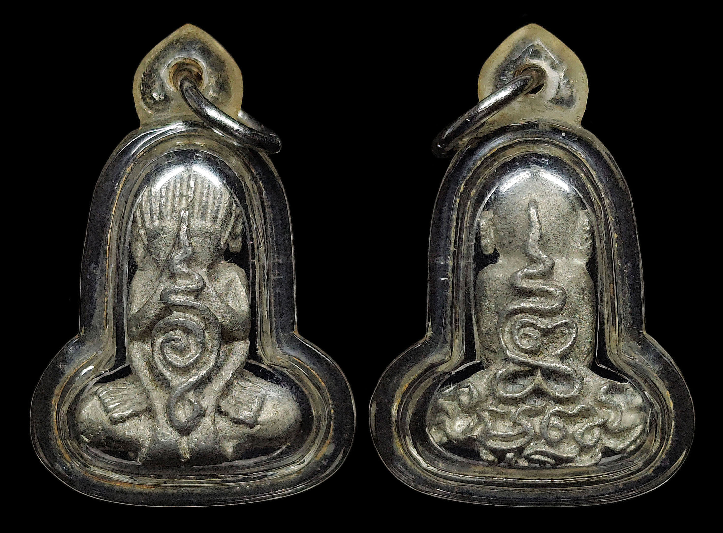 พระปิดตายันต์ยุ่ง หลวงปู่แผ้ว ปวโร รุ่นสร้างกำแพงโบสถ์ วัดกำแพงแสน จ.นครปฐม ปี2549 "เนื้อดีบุก ตอกโค๊ต สร้างน้อยจำนวน 1,000 องค์" สภาพสวยเดิมๆ เลี่ยมเก่าพร้อมใช้