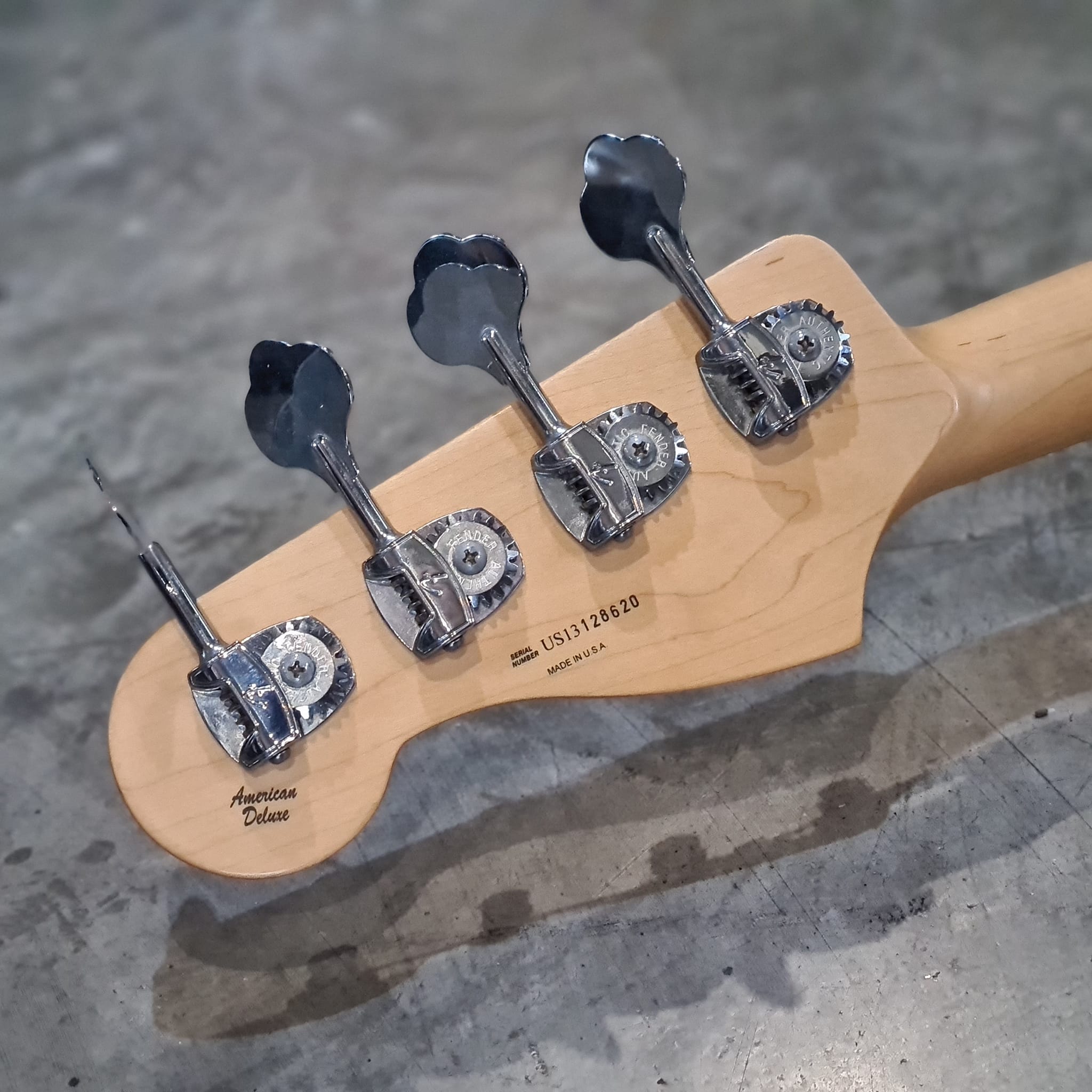 (USED) Fender American Deluxe Precision Bass - 3 Tone Sunburst