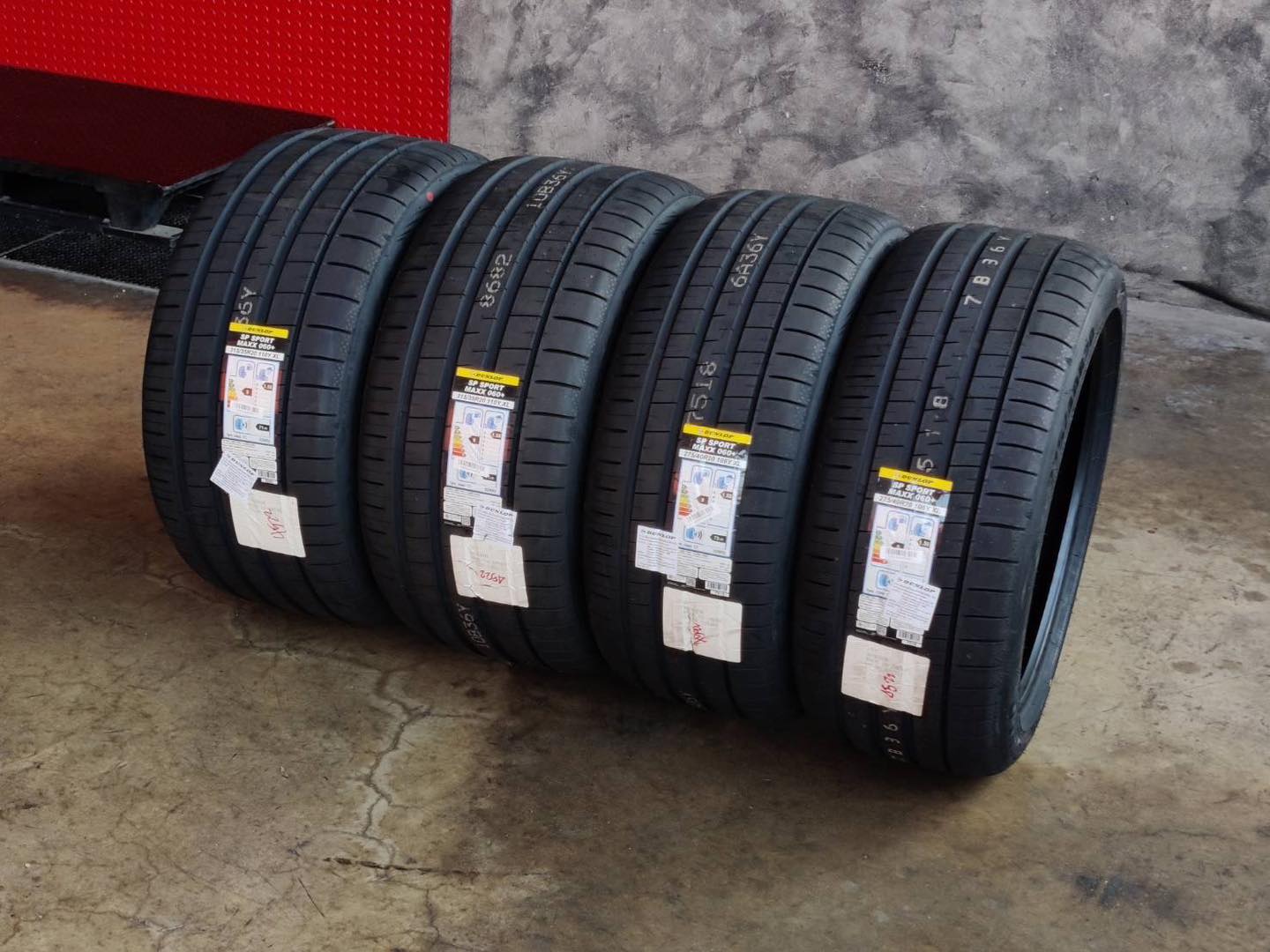 ยาง DUNLOP Spmaxx060+ ปี22 ขนาด 235/45R18
