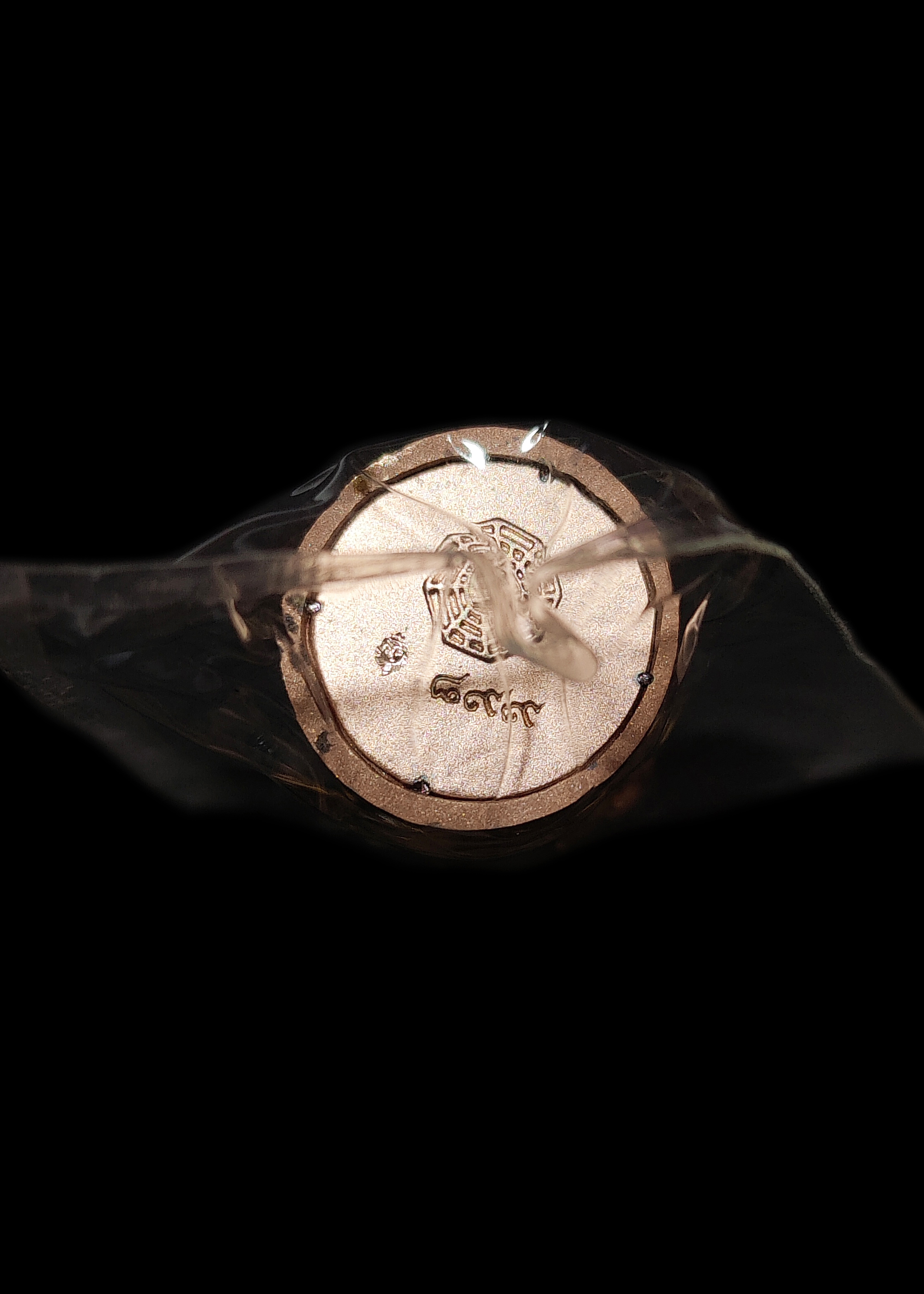 เจ้าพ่อเสือ รุ่นรักษ์แผ่นดิน ปลุกเสก ณ.วัดสามปลื้ม ปี2544 รูปหล่อลอยองค์ เนื้อเงินสามกษัตริย์(3K) พิมพ์ใหญ่ ตอกเลข ๘๙๙ นอนในซีลเดิมๆจากวัดมา21ปี พร้อมกล่องเดิมๆ สวยแชมป์