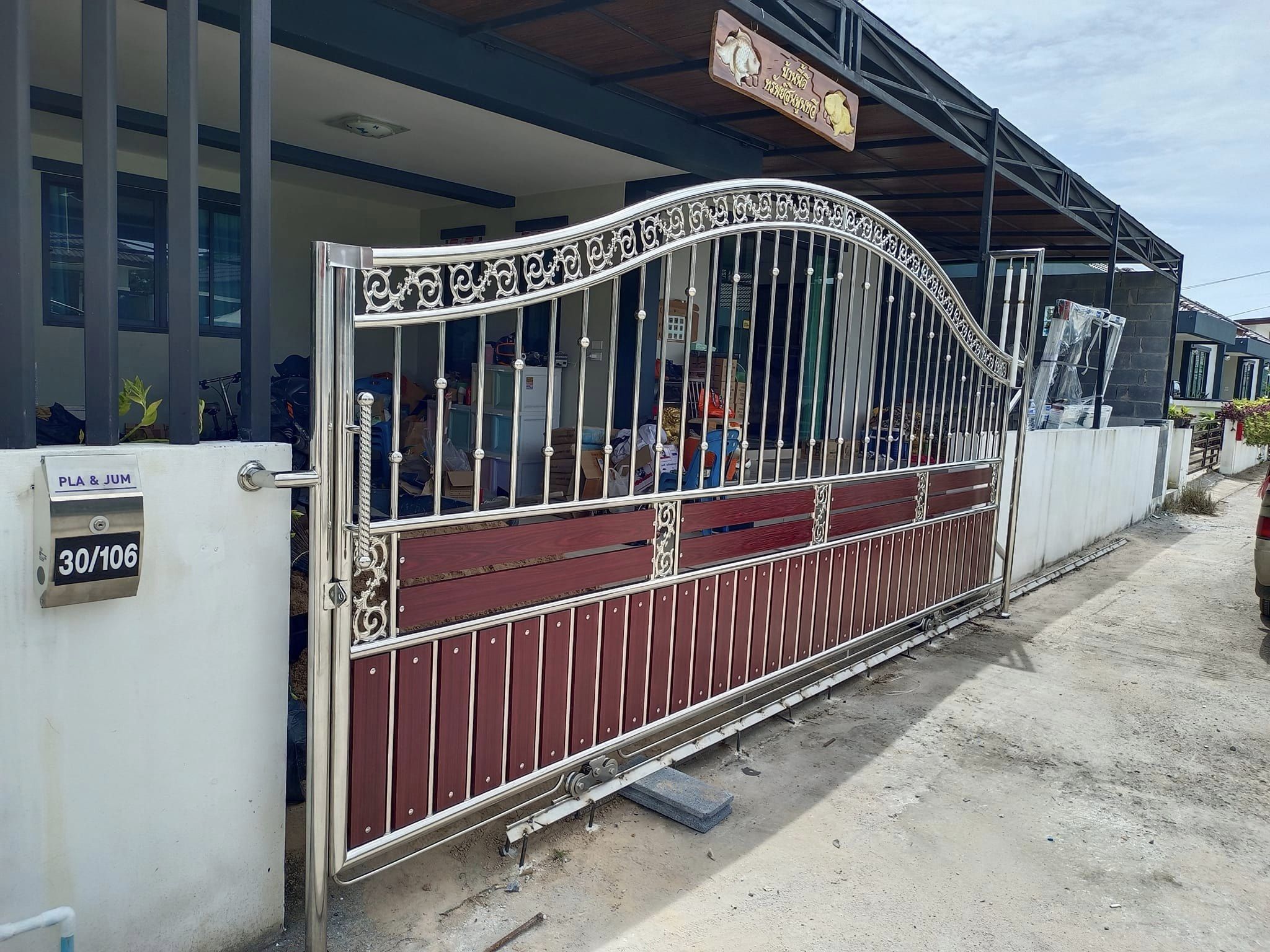 ติดตั้งประตูสแตนเลส ขอบคุณที่เรียกใช้บริการครับ ที่นิคมพัฒนา ระยอง