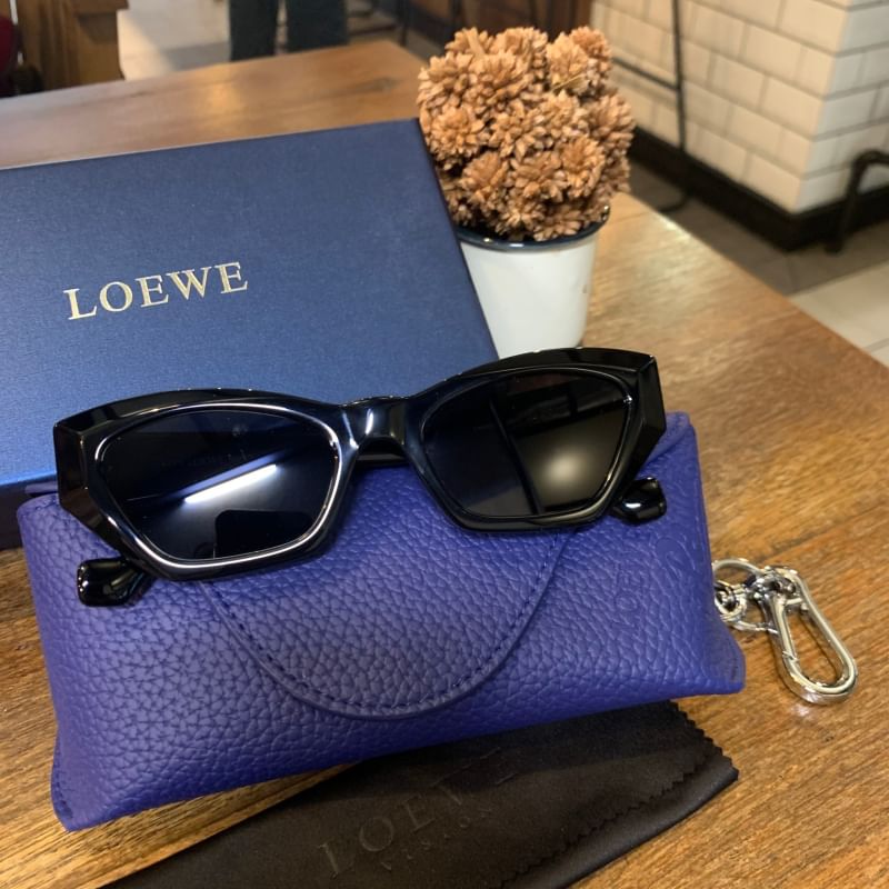 🔺🔺LOEWE SUNGLASSES🔺🔺 〰️〰️〰️MADE IN ITALY Hight Quality PREMIUM GADE 1:1 Sz.45-21-145mm Col. 3 colour อุปกรณ์ครบเซทตามแบรนด์ : Full set Price : 1950฿ 📮ฟรีค่าจัดส่ง สอบถามเพิ่มเติมได้ที่ http://line.me/ti/p/%40kwi1088