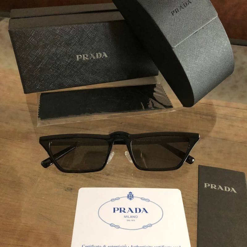 PRADA SPR 19US ใหม่อะไรเบอร์นี้ ตามเทรนด์ที่นี่ก่อนใคร😘 งานเกรด Hi end ปั้มโลโก้ทุกจุด เทียบแท้1:1👍🏼 Sz. 54-19-145 mm Col. Black อุปกรณ์ครบเซทใหญ่ตามแบรนด์ : Full set ราคา 2,100.- ✅รับประกันความพอใจ👍🏼 ***ถ่าย