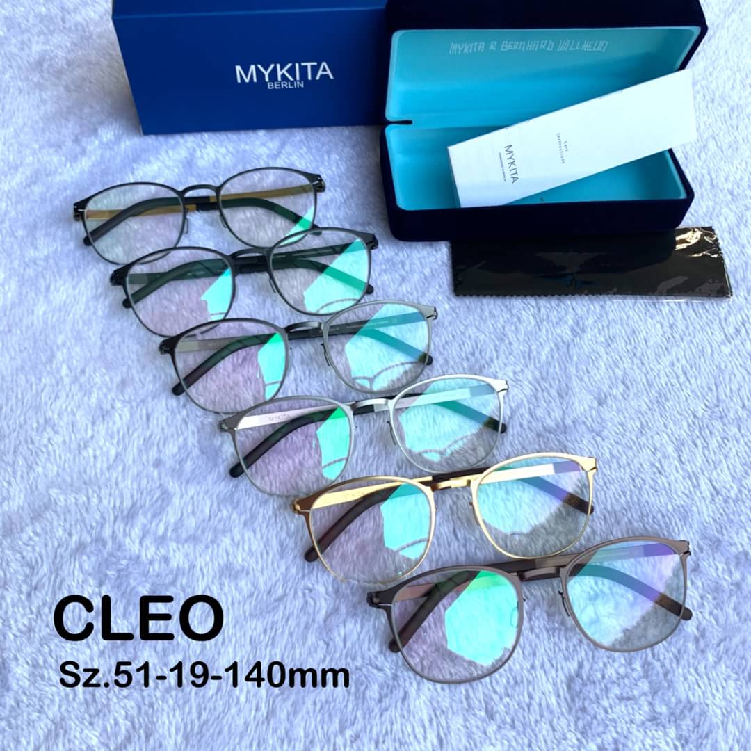 กรอบแว่น MYKITA ขาซุปเปอร์ล็อค ล็อค 2 ชั้น วัสดุไททาเนี่ยม บางเบา ทนต่อการกดทับ เผลอนั่งทับไม่เสียรูป งานพรีเมี่ยมได้รับครบเซทตามภาพ Model : CLEO Size : 50-19-140 mm ราคา 1700 บาท อุปกรณ์ครบเซทใหญ่ตามแบรนด์ : Full set ✅รับประกันความพอใจ👍&#x