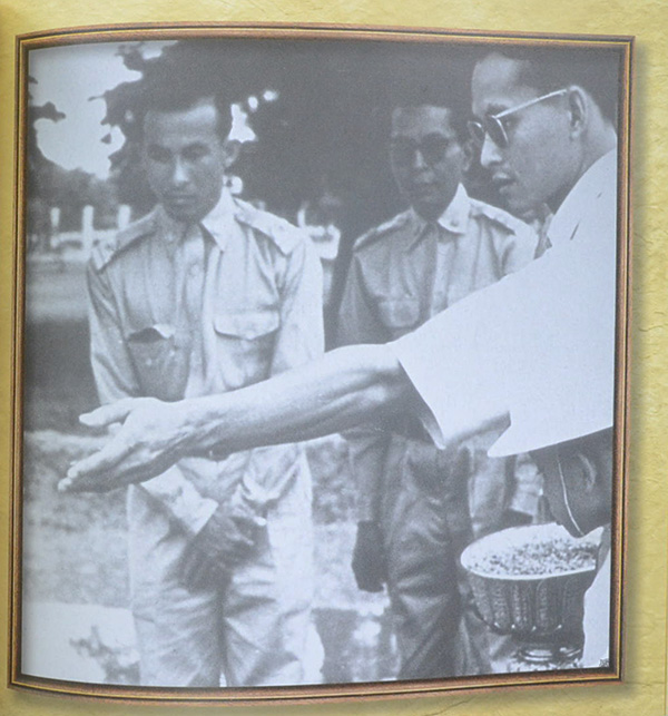 พระมหากษัตริย์ในพระบรมราชจักรีวงศ์ (3 เล่ม / ภาษาไทย-อังกฤษ / พร้อมกล่อง)