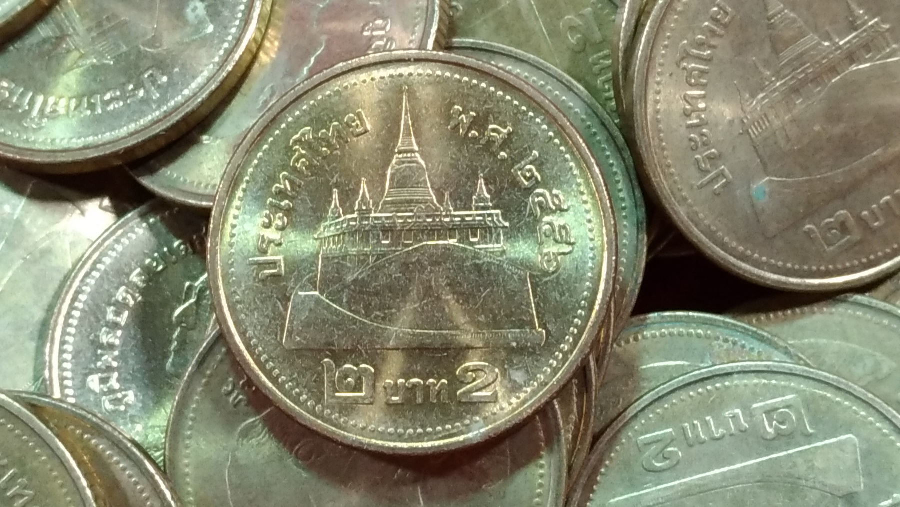 เหรียญ 2 บาทสีทองปี2556 สภาพผ่านการใช้