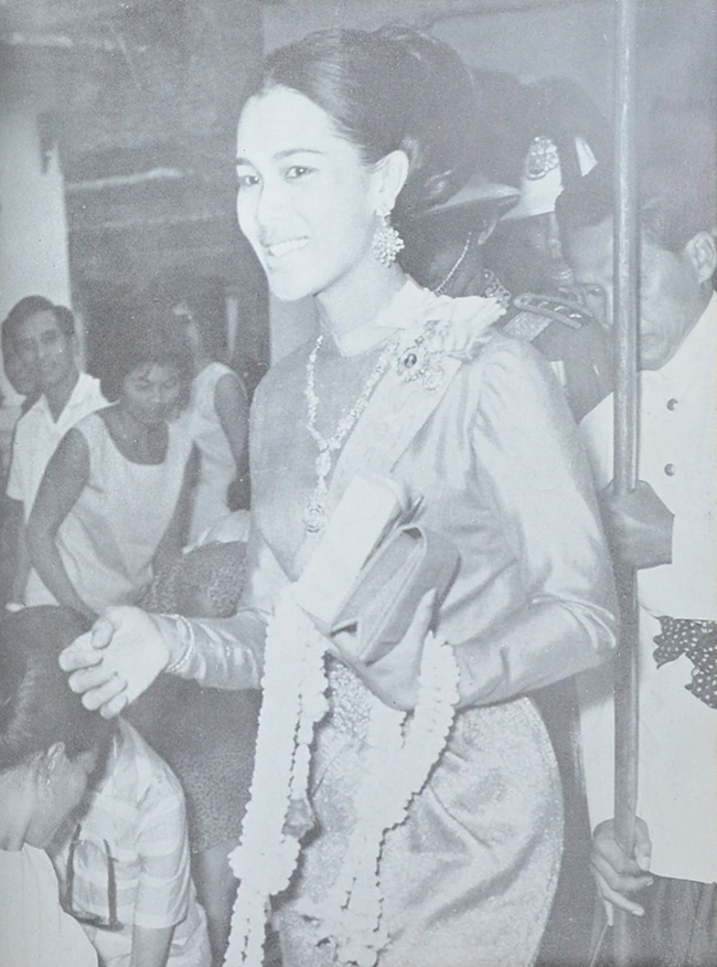 ประมวลพระบรมฉายาลักษณ์ พระราชกรณียกิจ และ พระราชจริยาวัตร (ภาษาไทย-อังกฤษ)