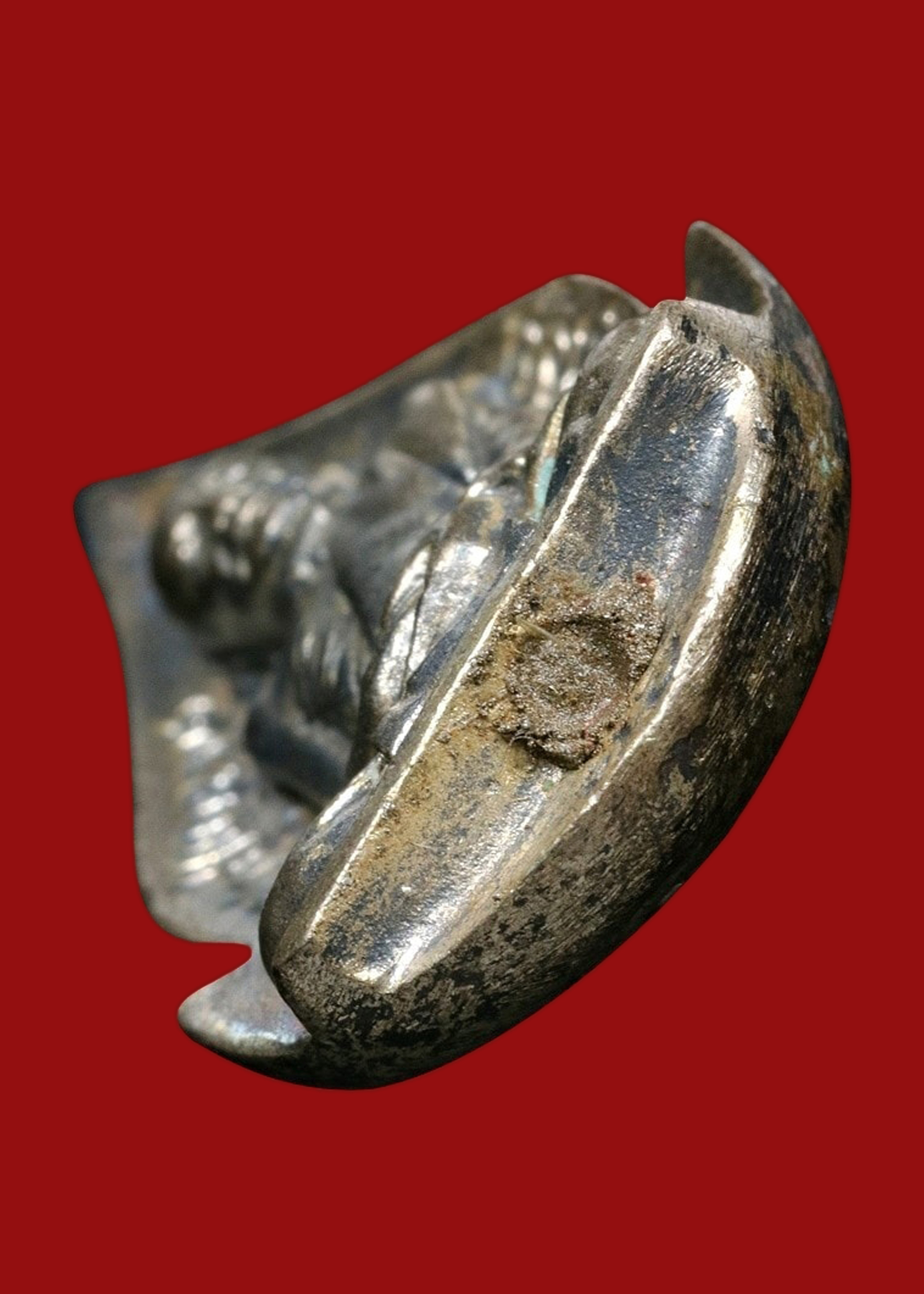 พระกลีบบัวบรรจุเกสา หลวงปู่แหวน สุจิณโณ วัดดอยแม่ปั๋ง ปี2516 เนื้อเงิน พร้อมกล่องเดิมๆ สวยแชมป์