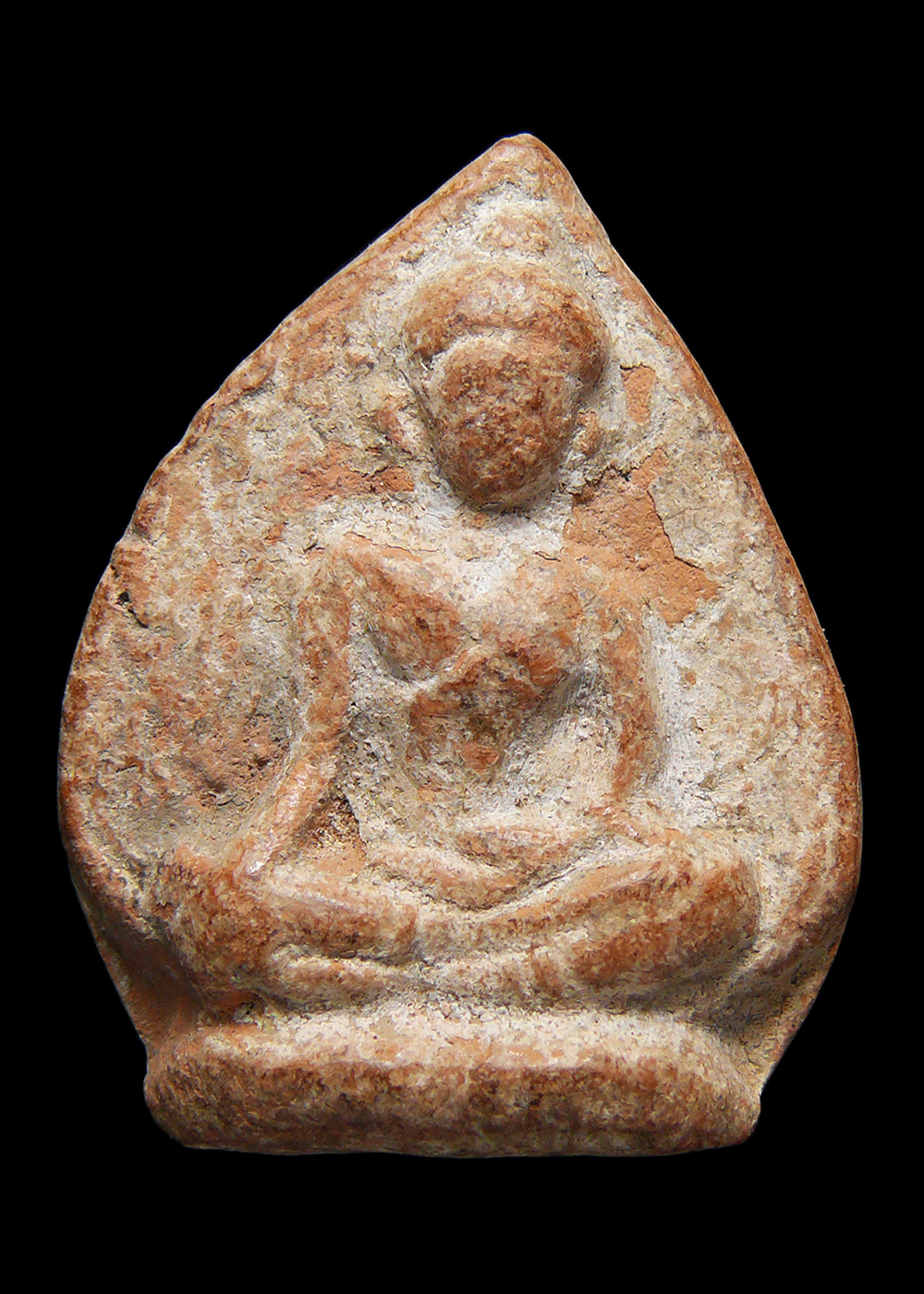 พระร่วงนั่งหลังใบโพธิ์ เนื้อดิน กรุสุโขทัย