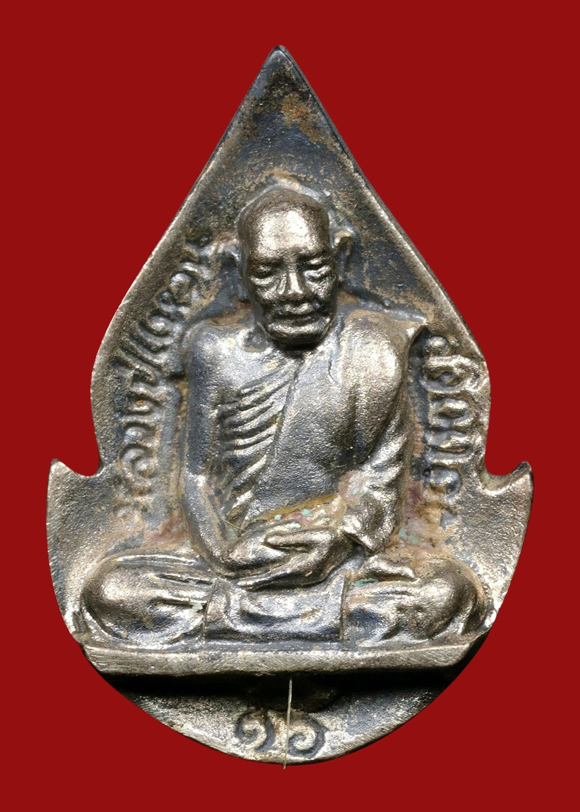 พระกลีบบัวบรรจุเกสา หลวงปู่แหวน สุจิณโณ วัดดอยแม่ปั๋ง ปี2516 เนื้อเงิน พร้อมกล่องเดิมๆ สวยแชมป์