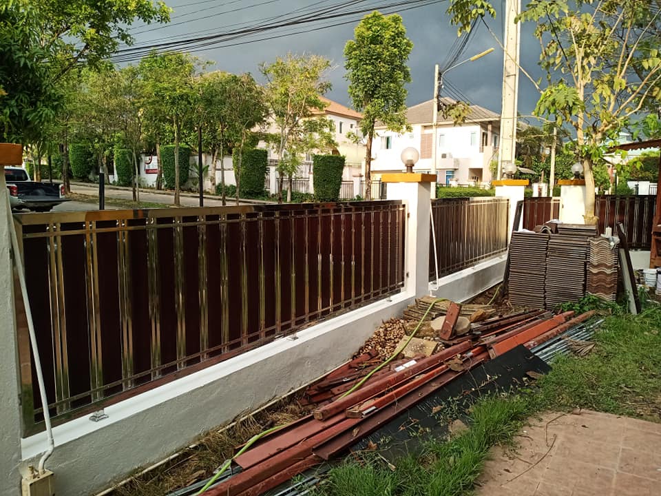 ประตูรั้วสแตนเลสอลูมิเนียมลายไม้ 0932734236 ช่างตั้ม รุ่งเรืองสแตนเลส