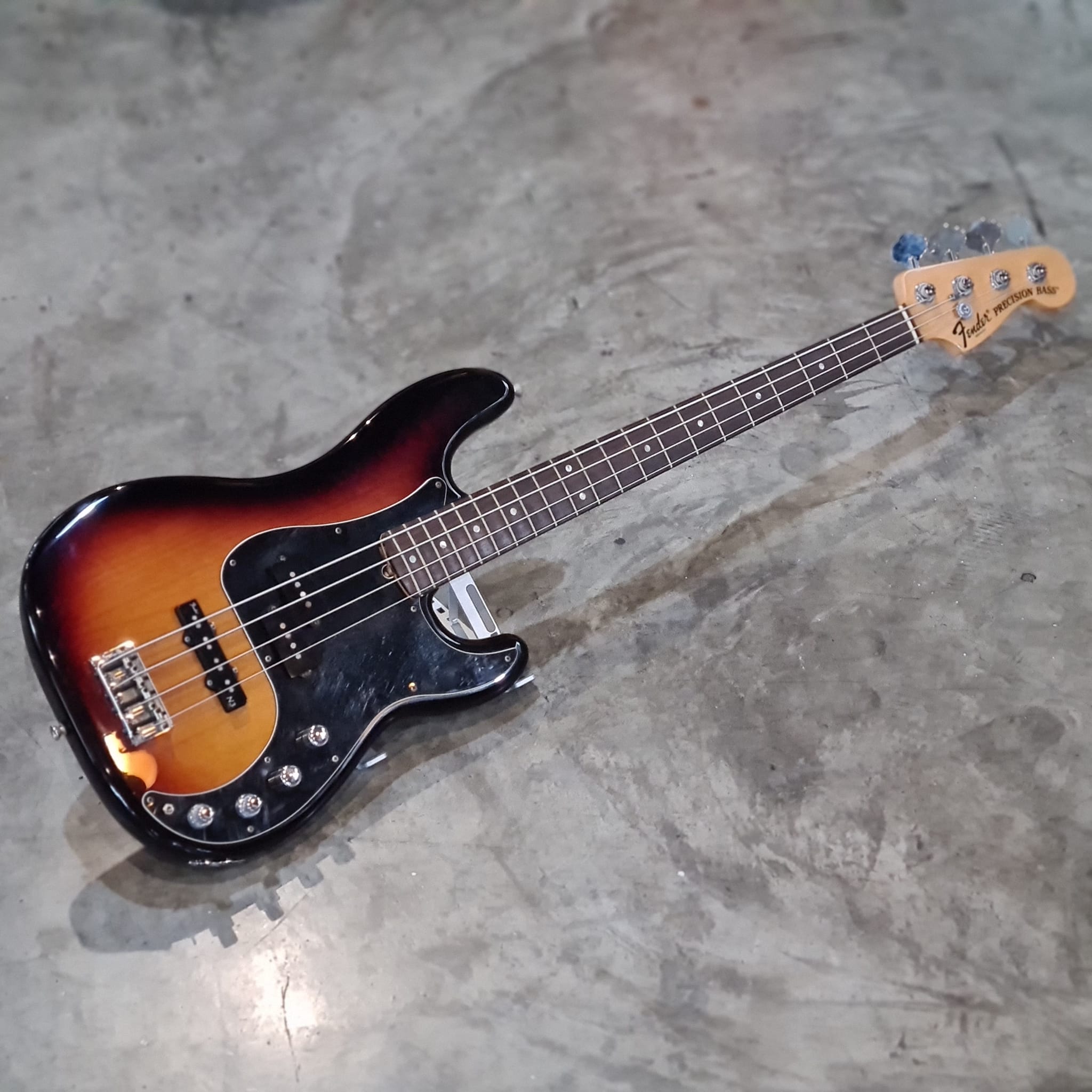 (USED) Fender American Deluxe Precision Bass - 3 Tone Sunburst