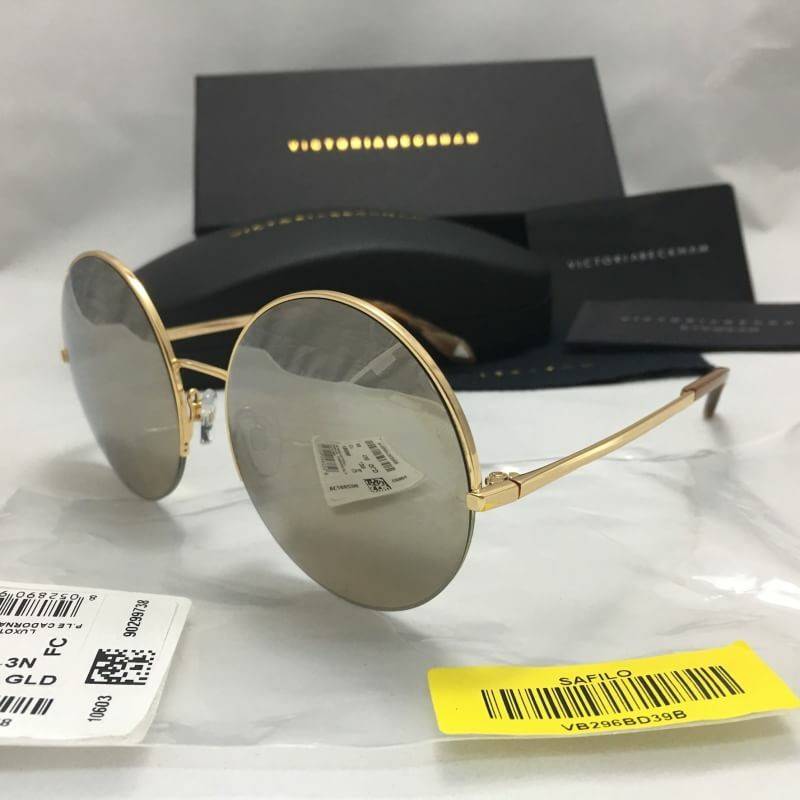 Victoria beckham ทรงกลม น่ารักมาก สีสวย ครึ่งกรอบ งานเกรด Hi end ปั้มโลโก้ทุกจุด เทียบแท้1:1👍🏼 Size : 56-17-135 mm Color : pink gold , pink อุปกรณ์ครบเซทใหญ่ตามแบรนด์ : Full set ✅รับประกันความพอใจ👍🏼 ***ถ่ายจากสินค้าจ