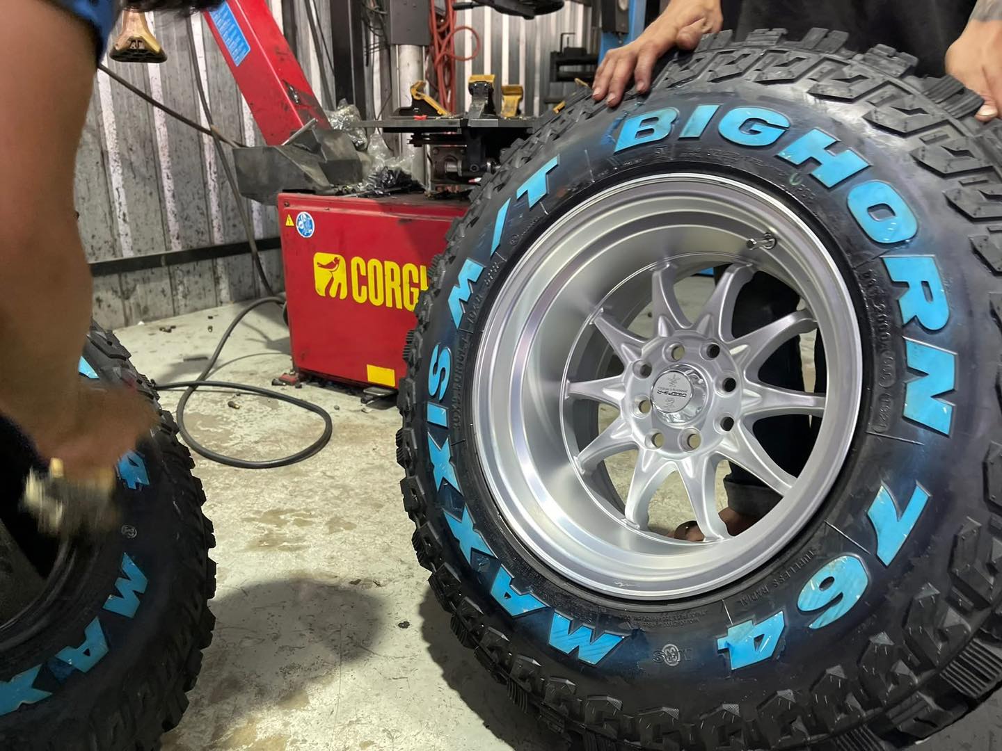 ยาง Maxxis MT764 285/75R16 ราคาเส้นละ 5800 ตัวหนังสือดำ