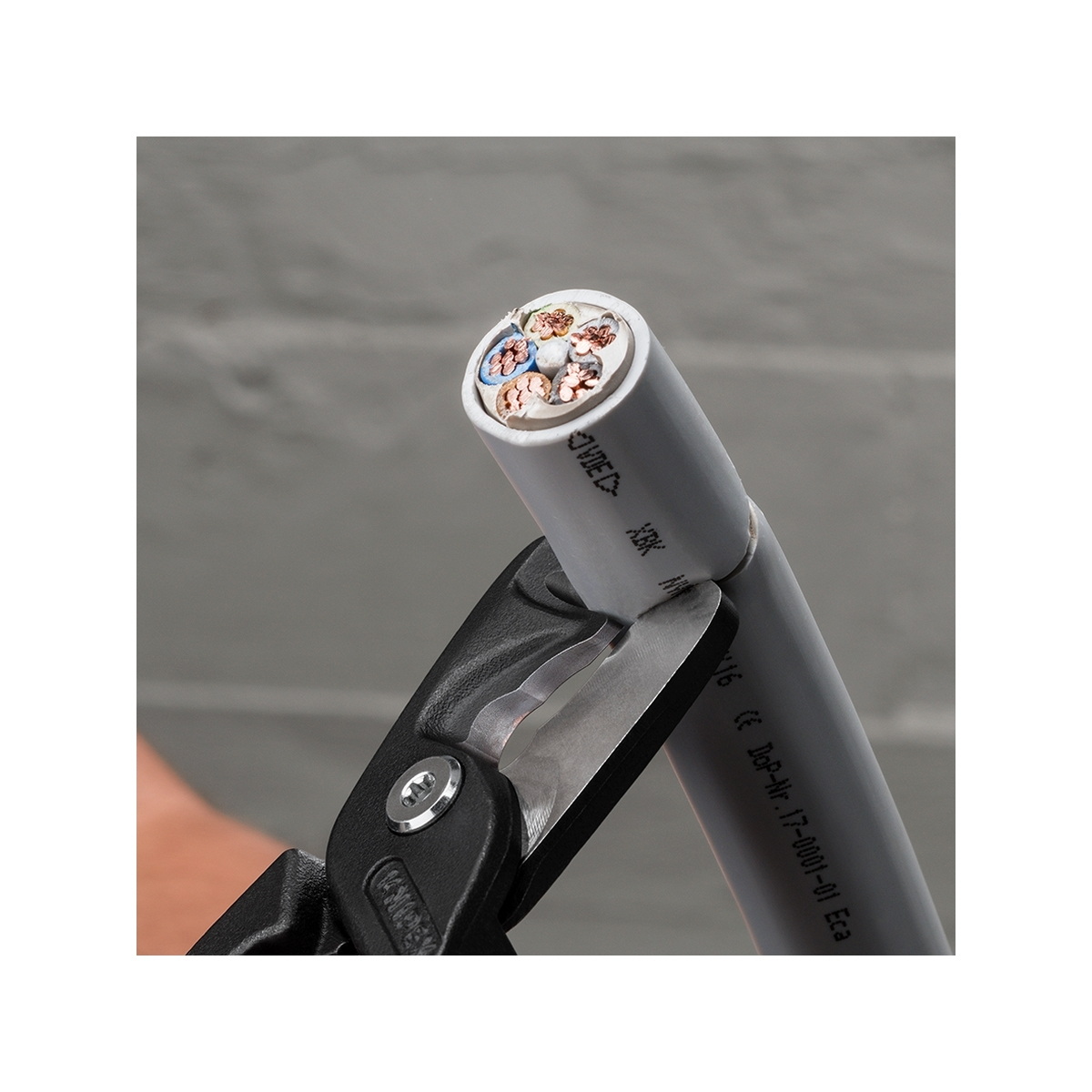 KNIPEX 95 18 225 กรรไกรตัดสายไฟขนาด XL รุ่น StepCut ป้องกันกระแสไฟ 1000V