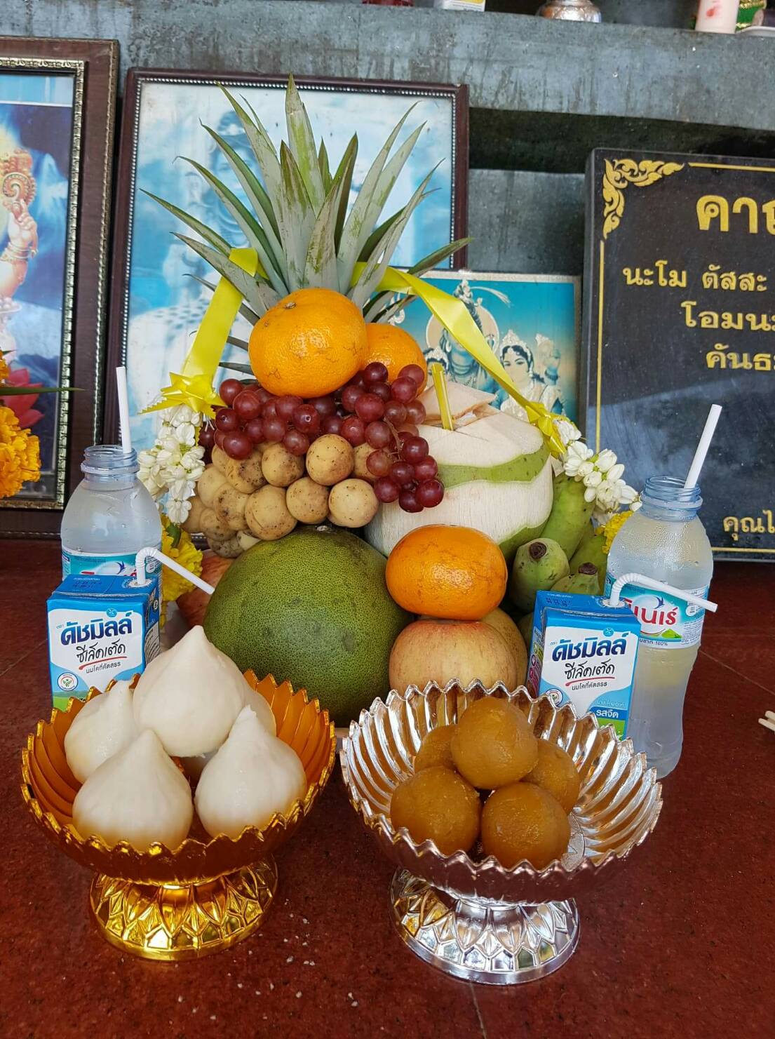 ชุด มหานวบูชา 99 ลูก - (โมทกะเศรษญี 49 ลูก, โมติคูร์ลาดู 50 ลูก ใบพลู เทียน และ ผงเจิม)