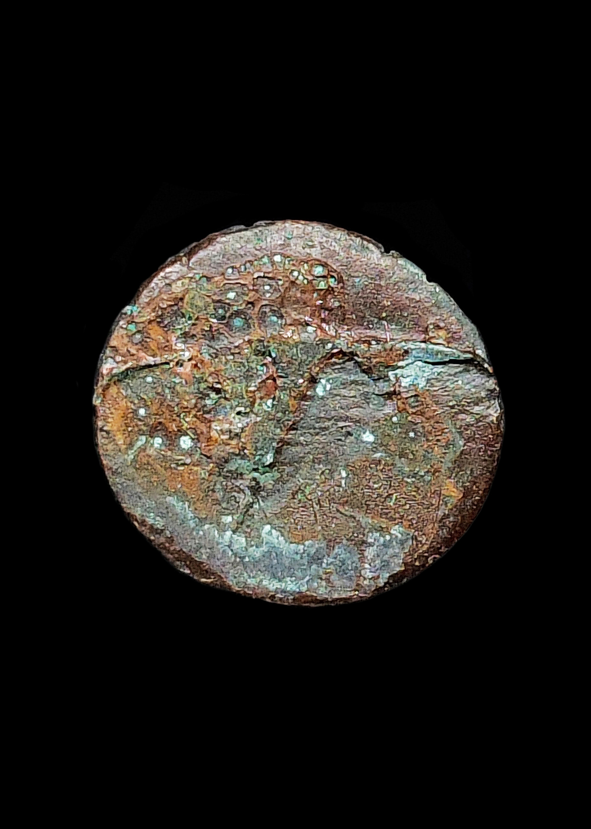 รูปหล่อยืนถือไม้เท้า หลวงปู่ศุข วัดปากคลองมะขามเฒ่า จ.ชัยนาท ปี2520 ผิวหิ้งเก่าเก็บ สภาพสวยเดิมๆ (สูง4cm.)