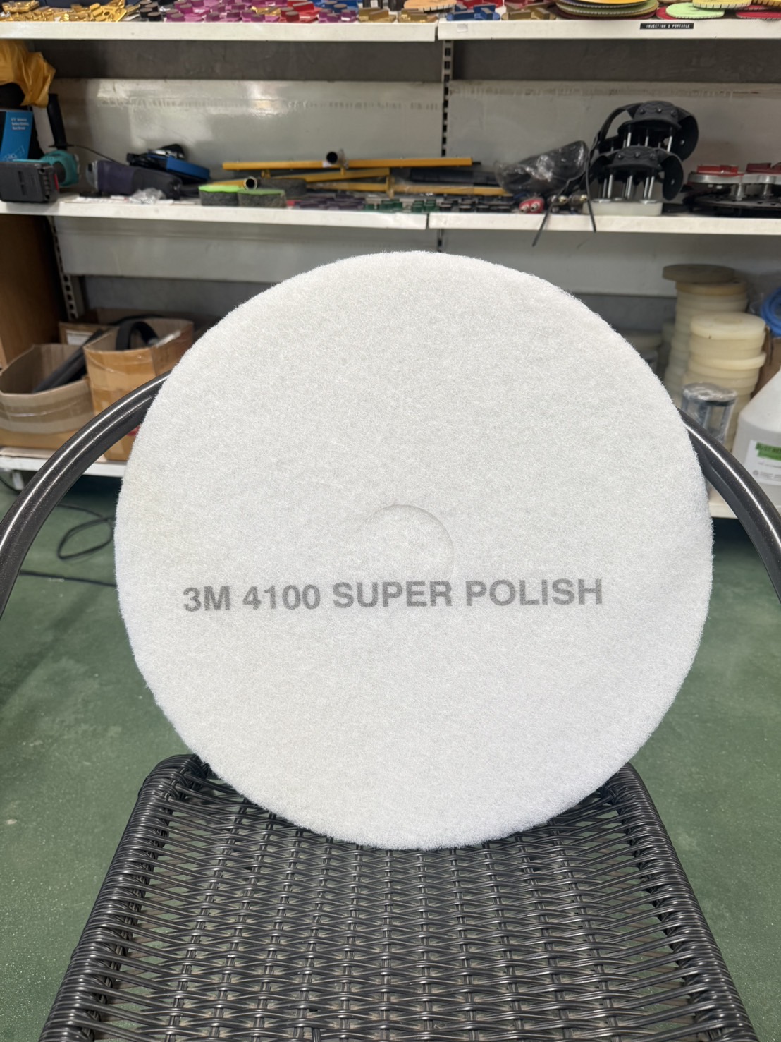 แผ่นขัด สก๊อตไบร์ท 3M ขนาด 18 นิ้ว (ขาว แดง ดำ)