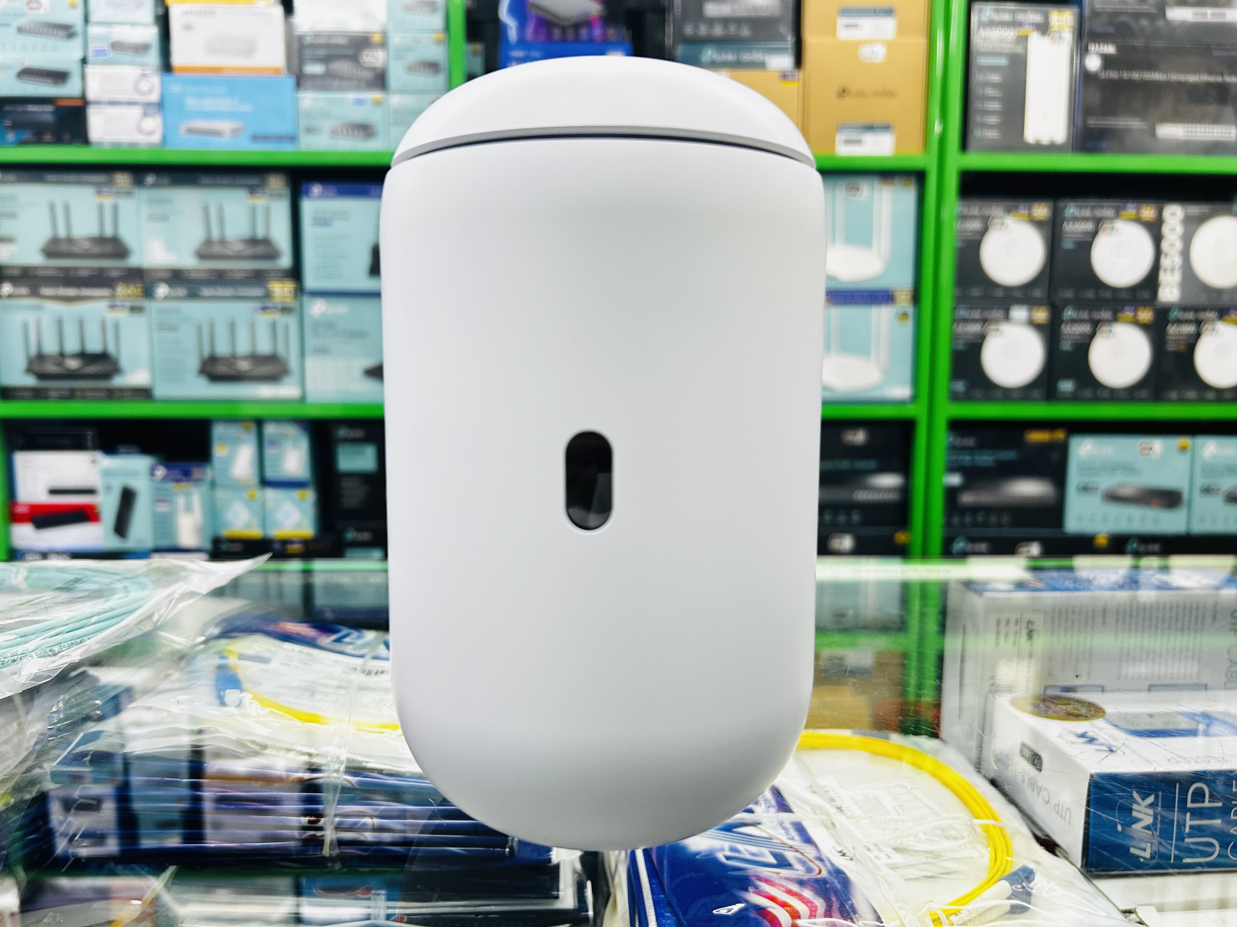 UDR UBiQUiTi UniFi Dream Router (UDR) - ALL-IN-ONE 5-Port Gigabit (1 WAN + 4 LAN),Support POE x2 port + 4x4 MU-MIMO and OFDMA technology WIFI6 3Gbps + UniFi Controller 128 GB of internal storage and a Micro SD memory card expansion slot*