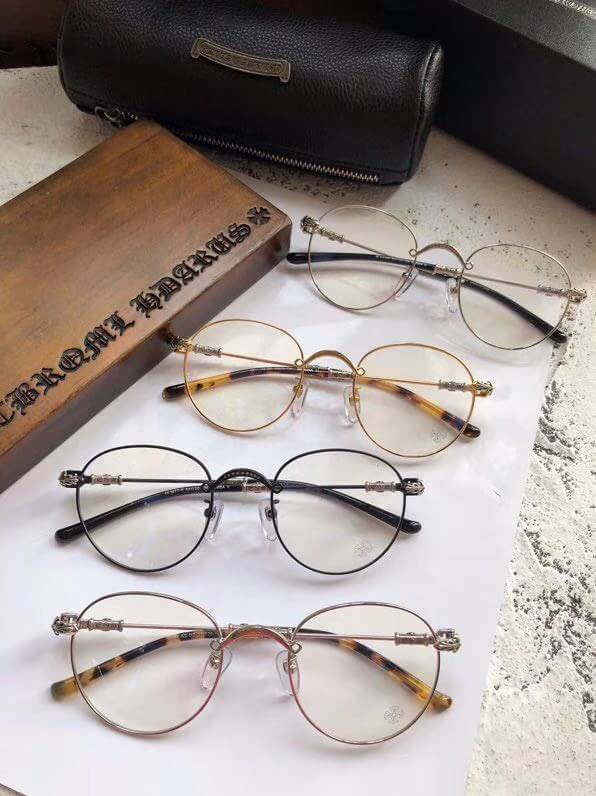 #olschromeglasses 📣📣กรอบ chrome hearts ทรงกลม เข้าใหม่ครับ งานเน้นรายละเอียดทุกจุด โชว์แบรนด์ ทรงแบ๊ว 😍รับรองว่าไม่โหล😍 งานเกรด Hi end ปั้มโลโก้ทุกจุด เทียบแท้1:1 ราคา. 1880 บาท อุปกรณ์ครบเซทใหญ่ตามแบรนด์ : Full set ✅
